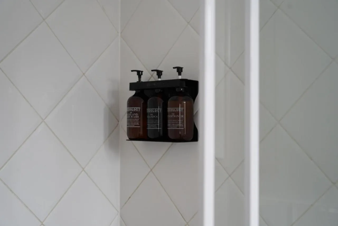 Bathroom in O'Shea's Royal Hotel