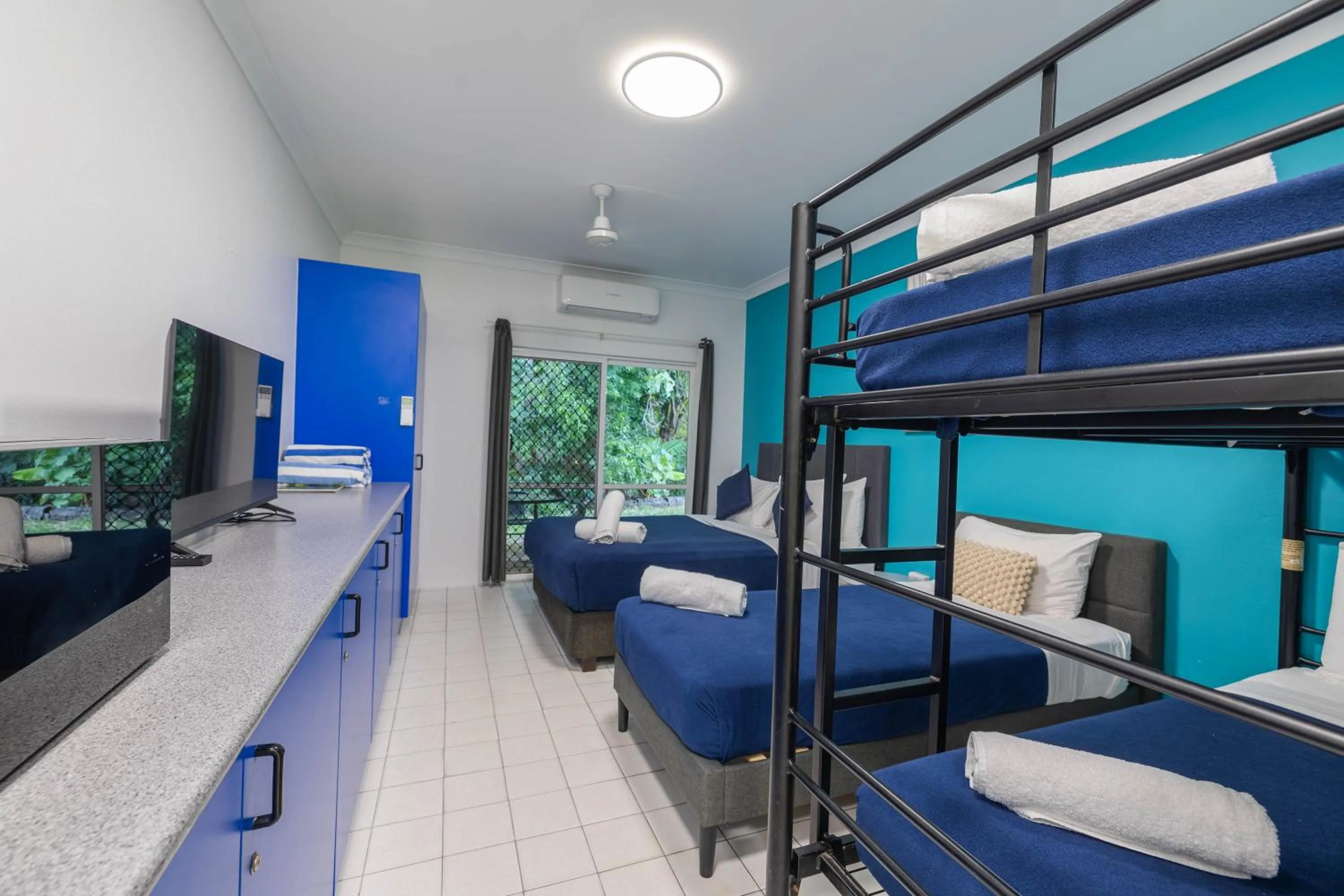 Bedroom, Bed in Coral Beach Lodge