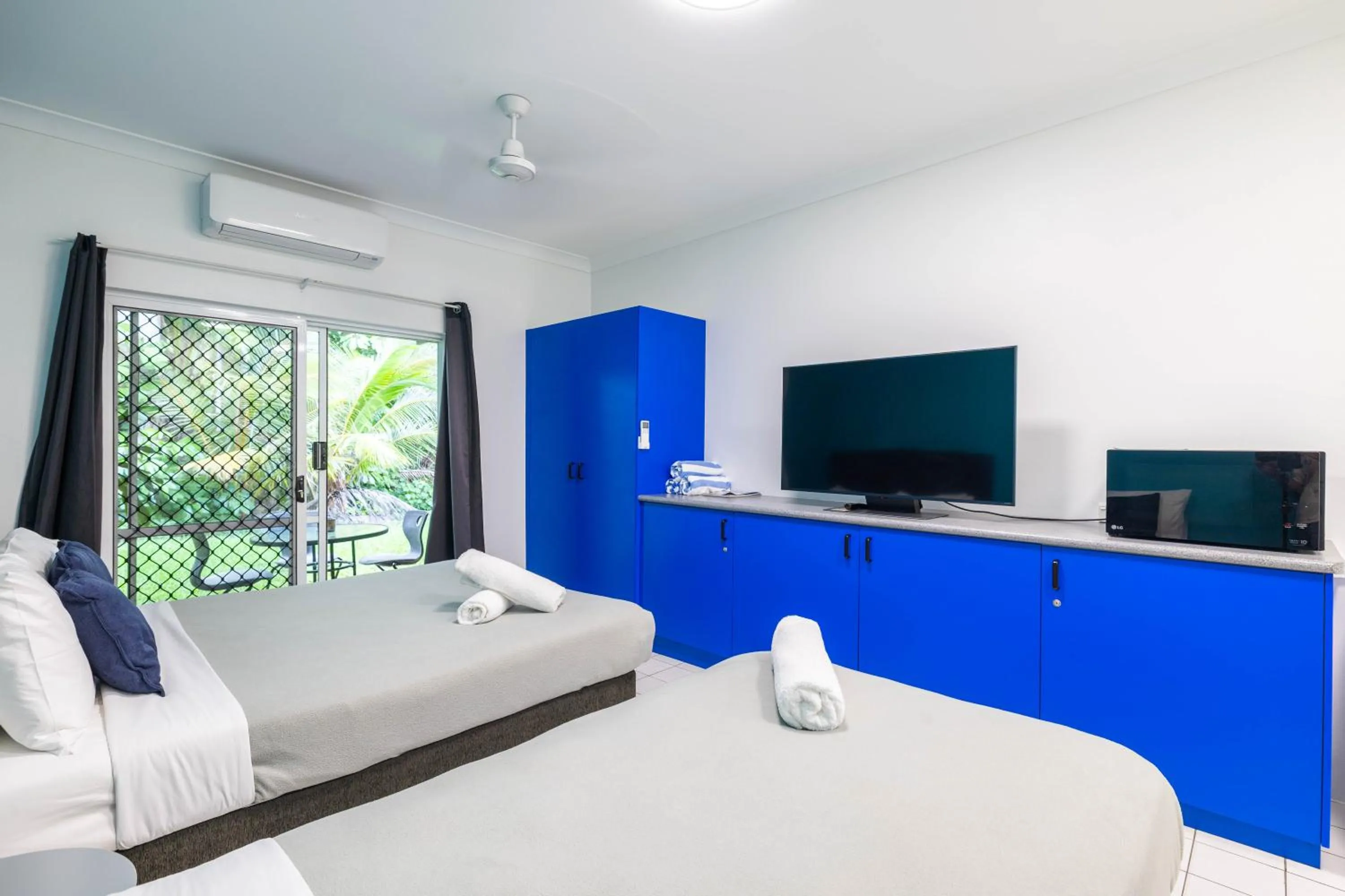 TV and multimedia, Bed in Coral Beach Lodge