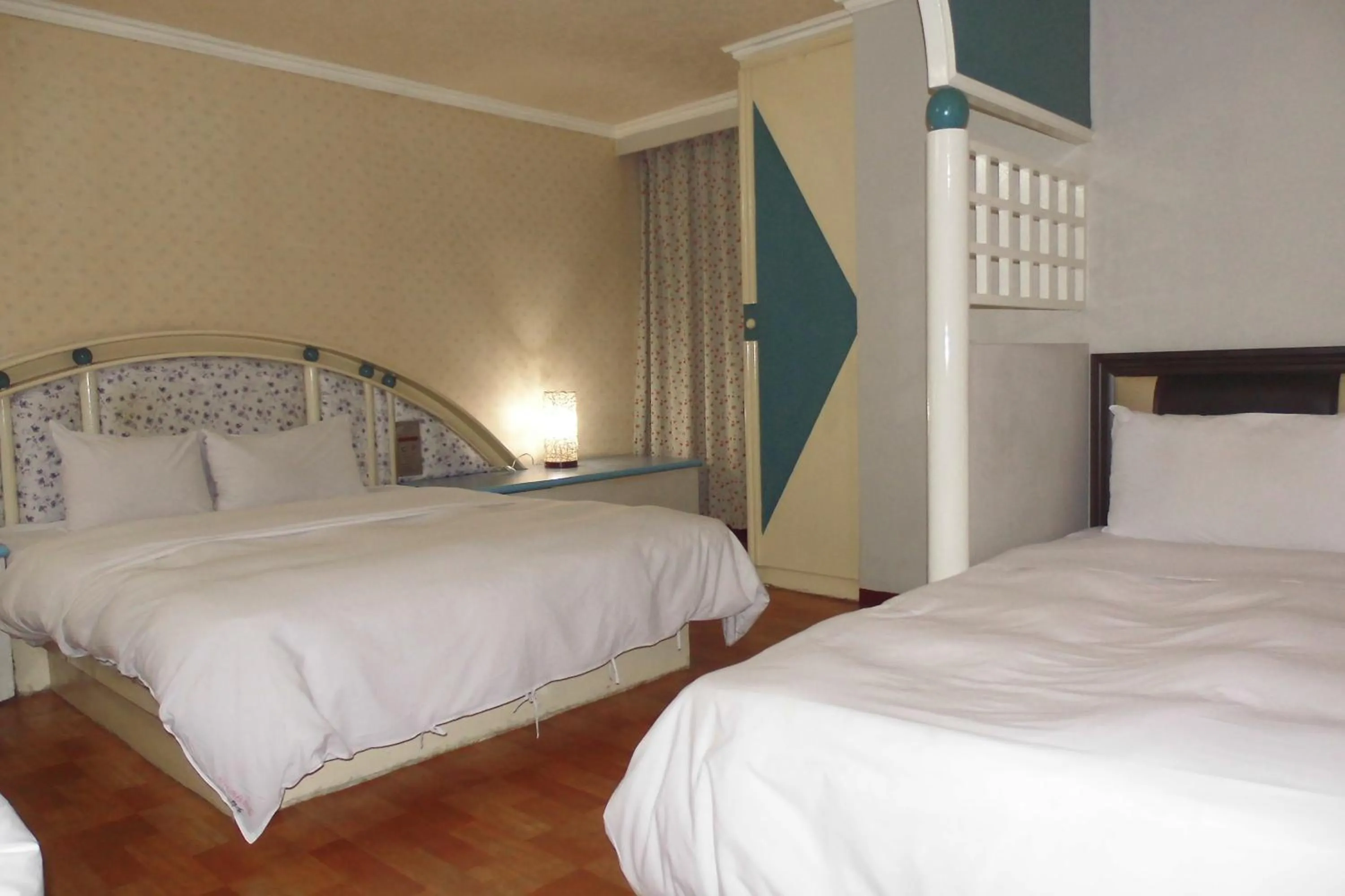 bunk bed, Bed in Modern Plaza Hotel