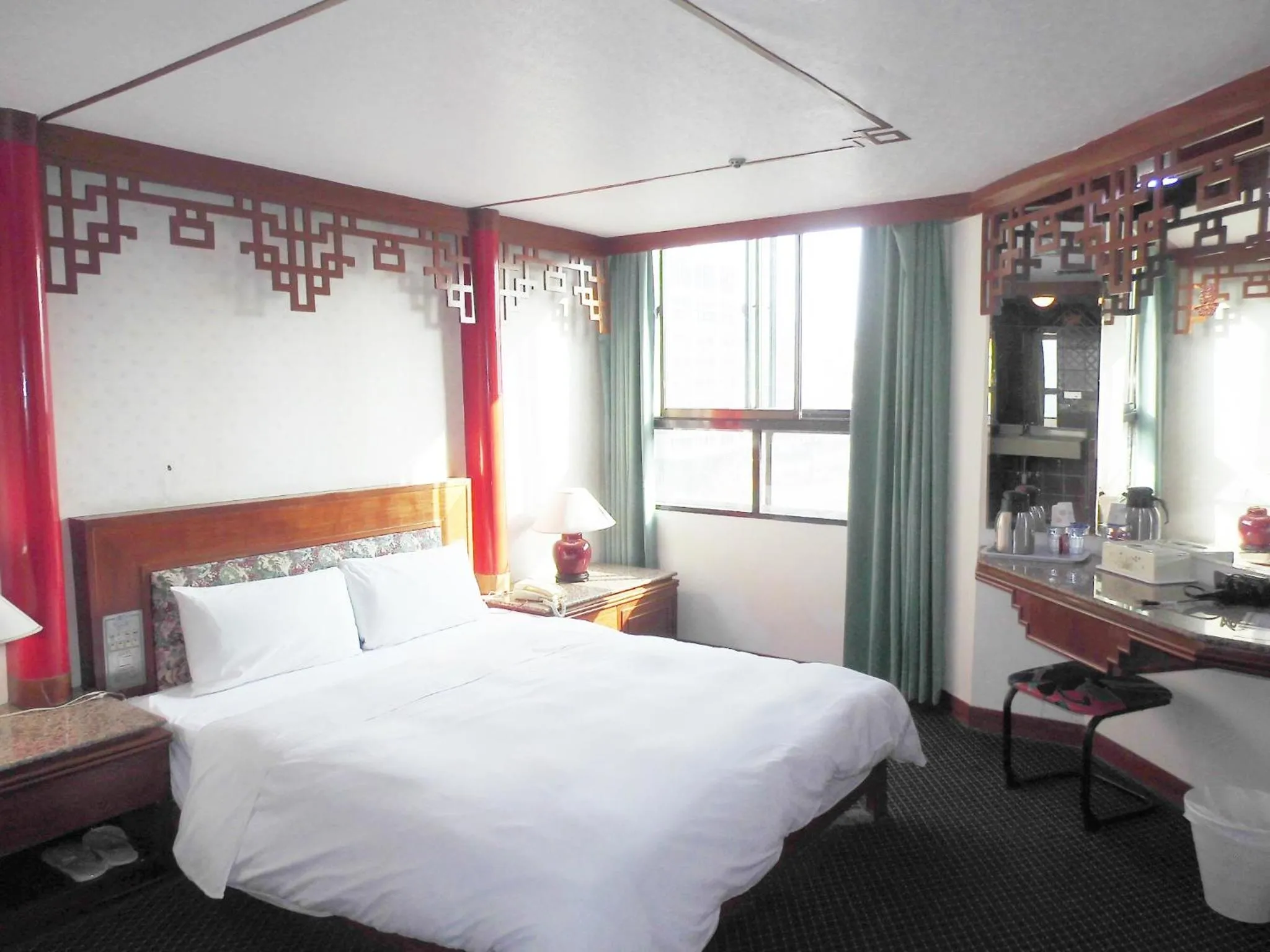 Bed in Modern Plaza Hotel