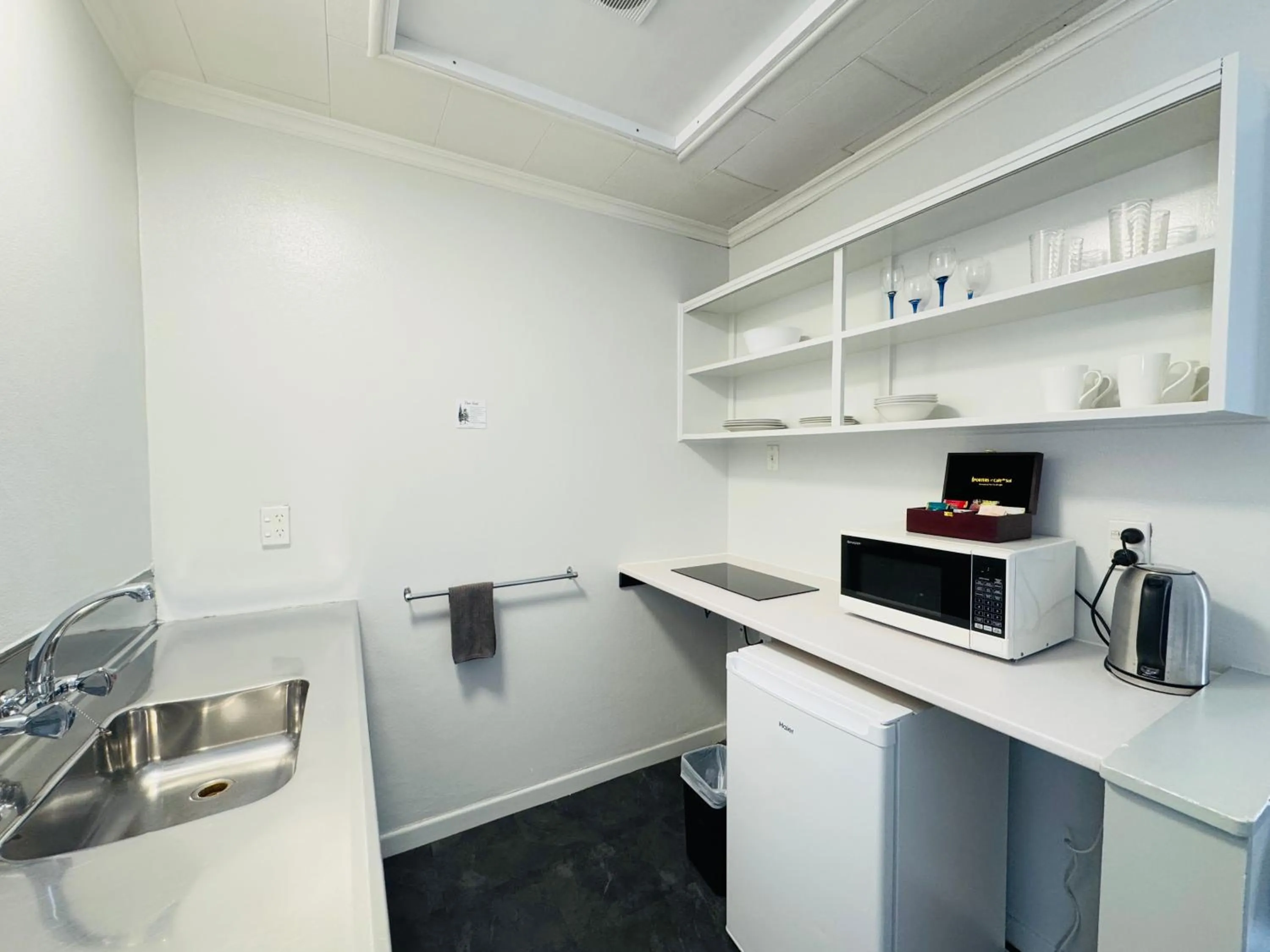 kitchen in Kensington Motel