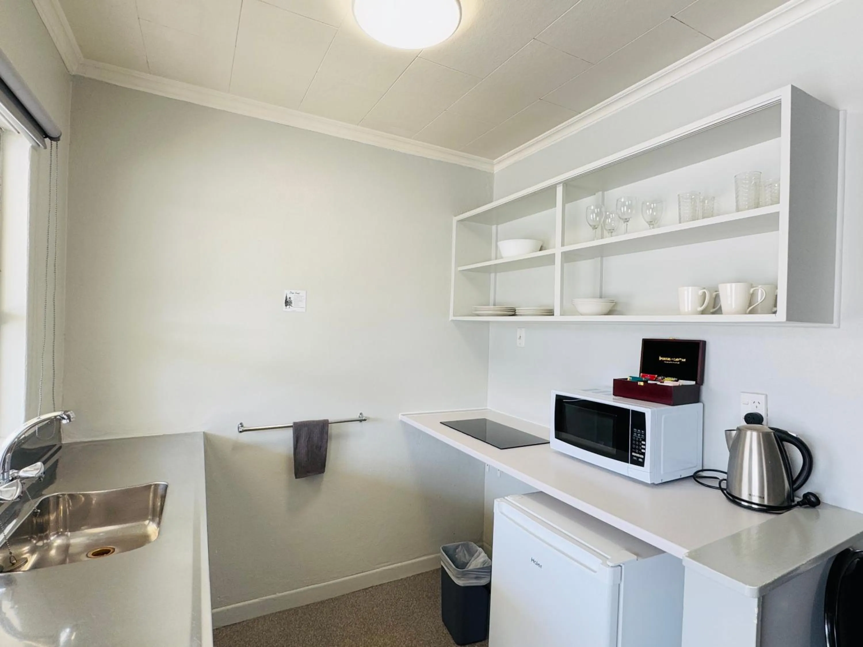 kitchen in Kensington Motel