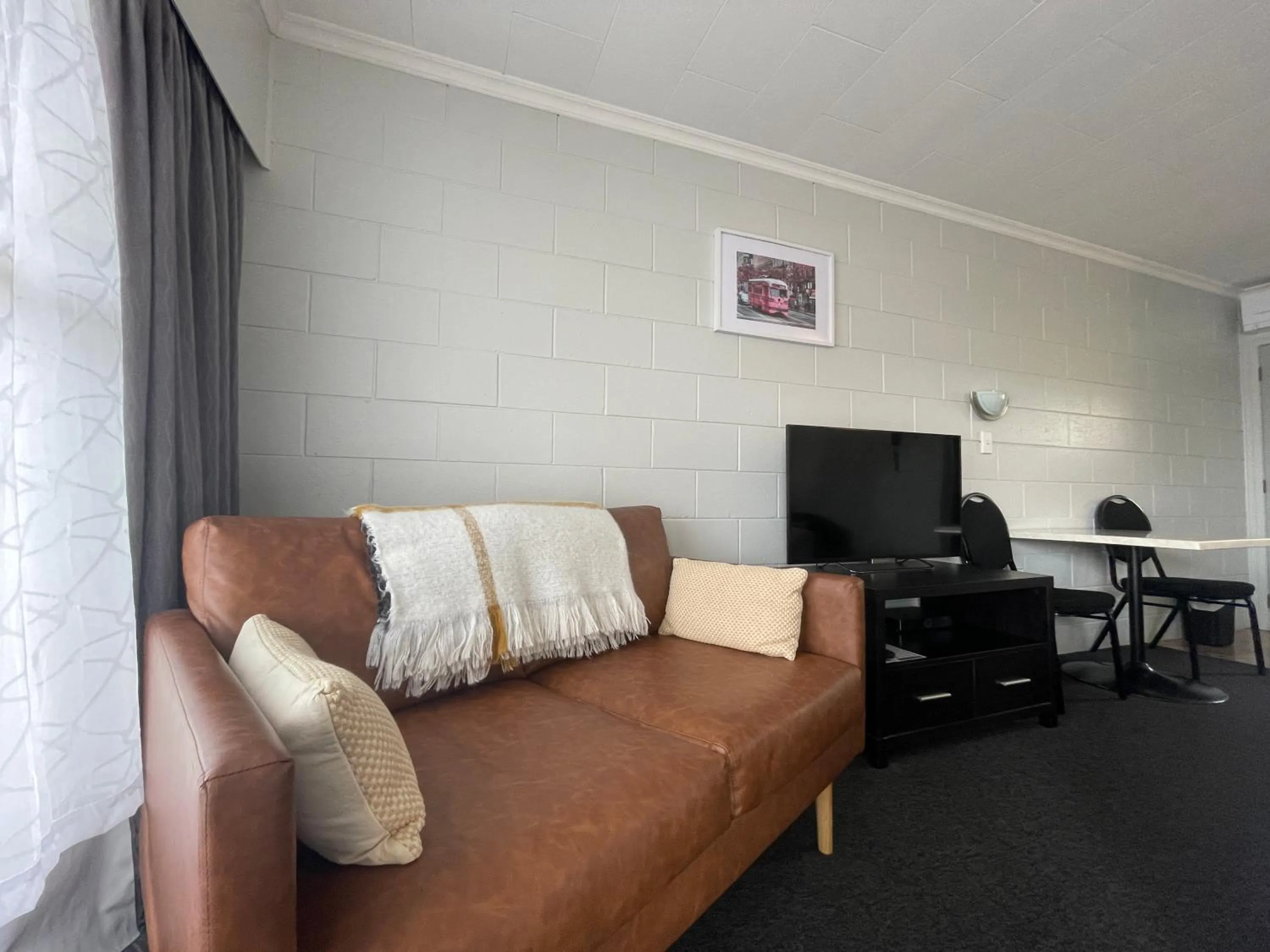 Photo of the whole room in Kensington Motel