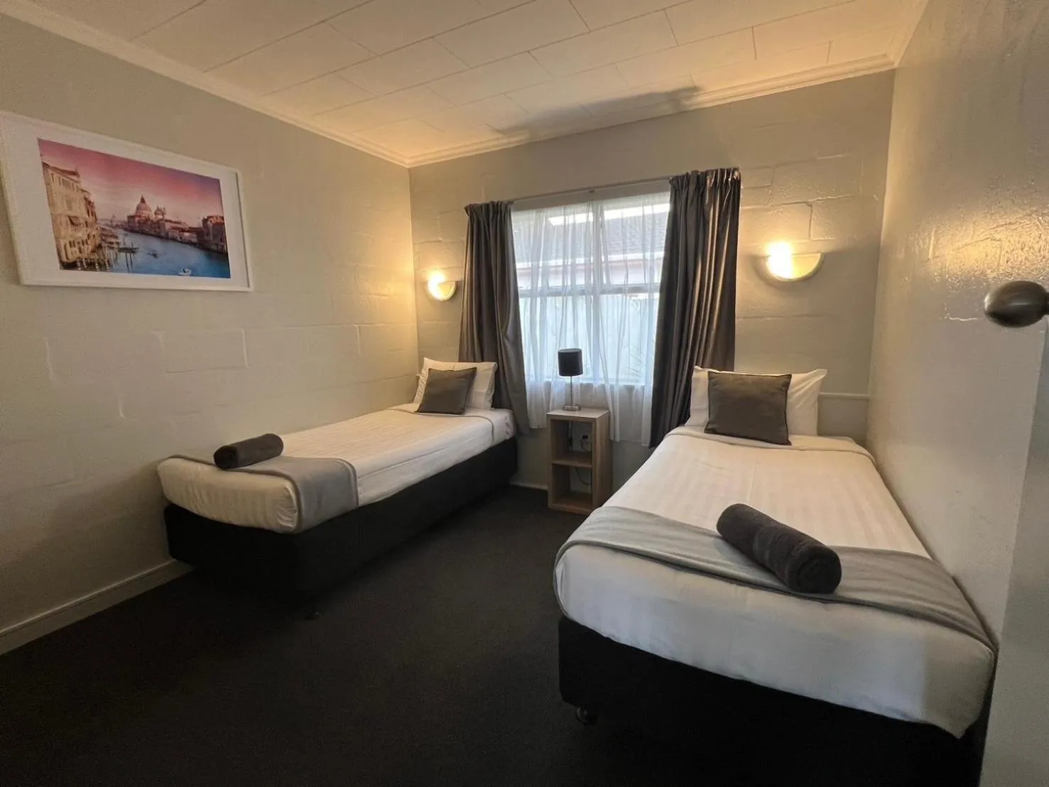 Bed in Kensington Motel