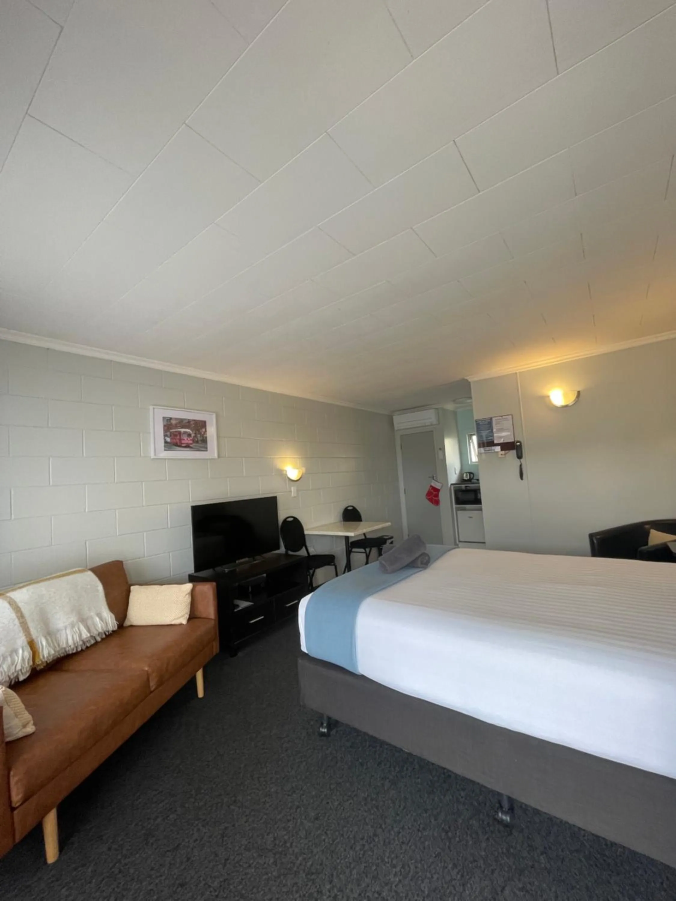 Photo of the whole room, Bed in Kensington Motel