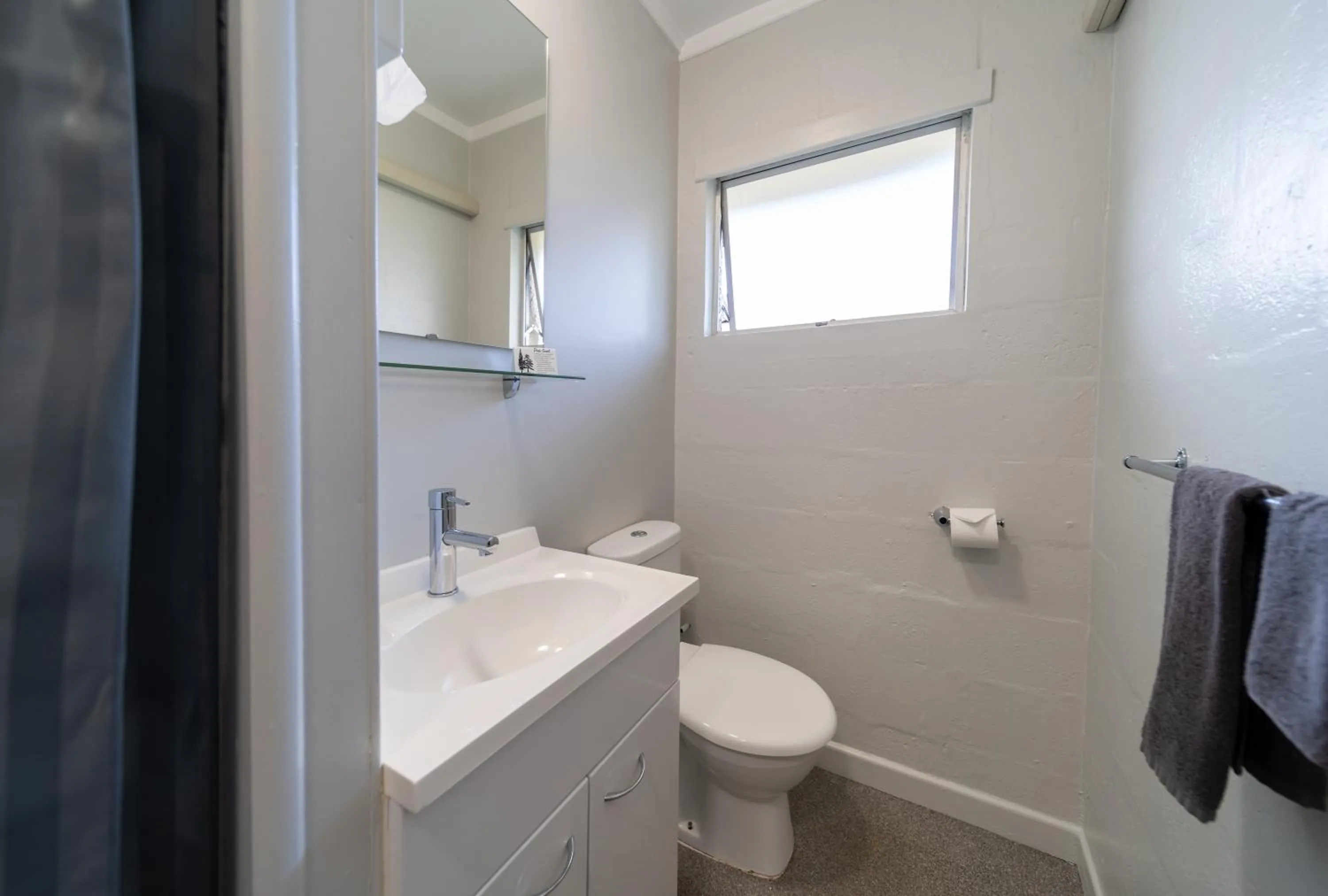 Bathroom in Kensington Motel