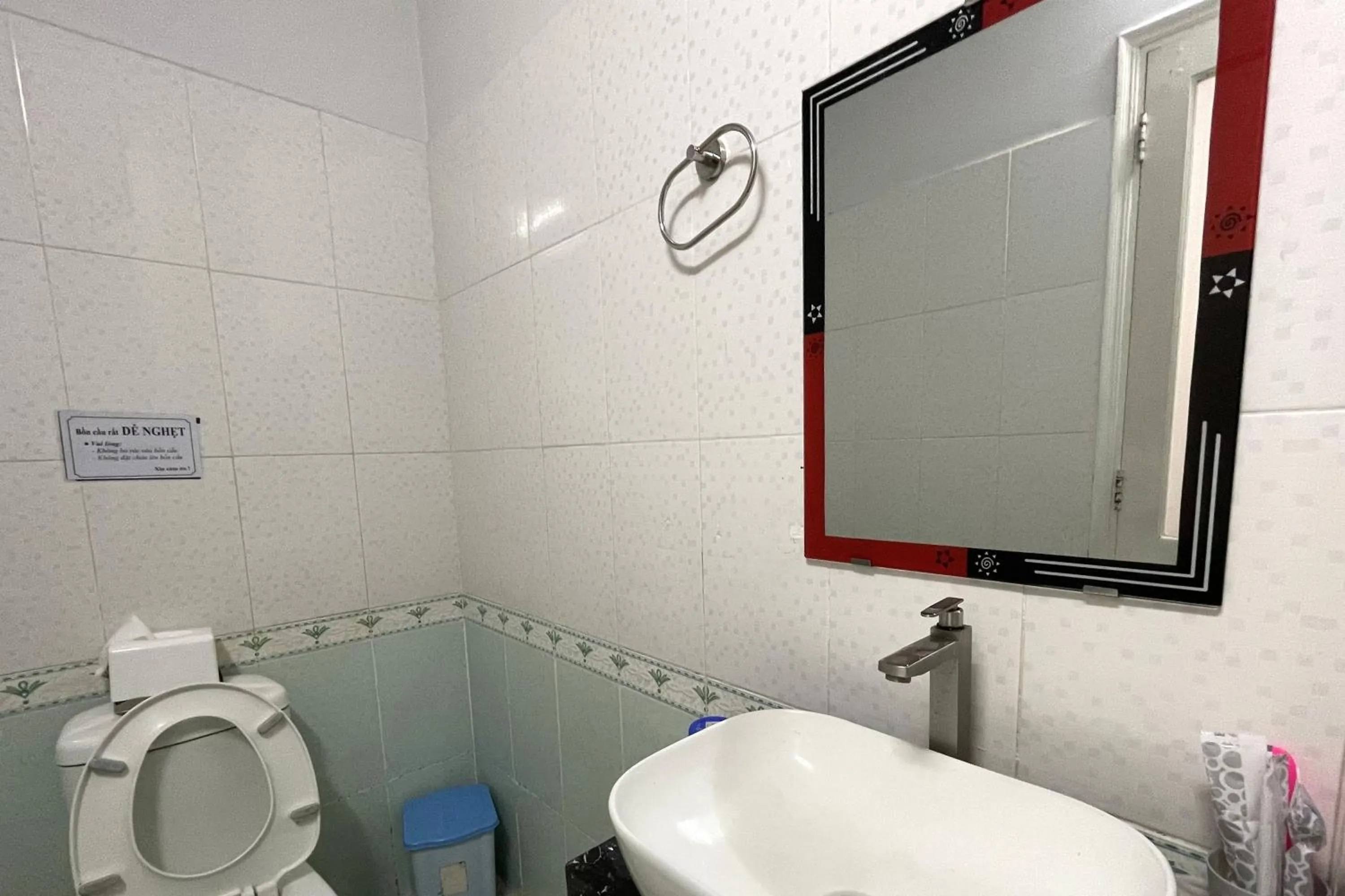 Shower in Hung Anh Hotel