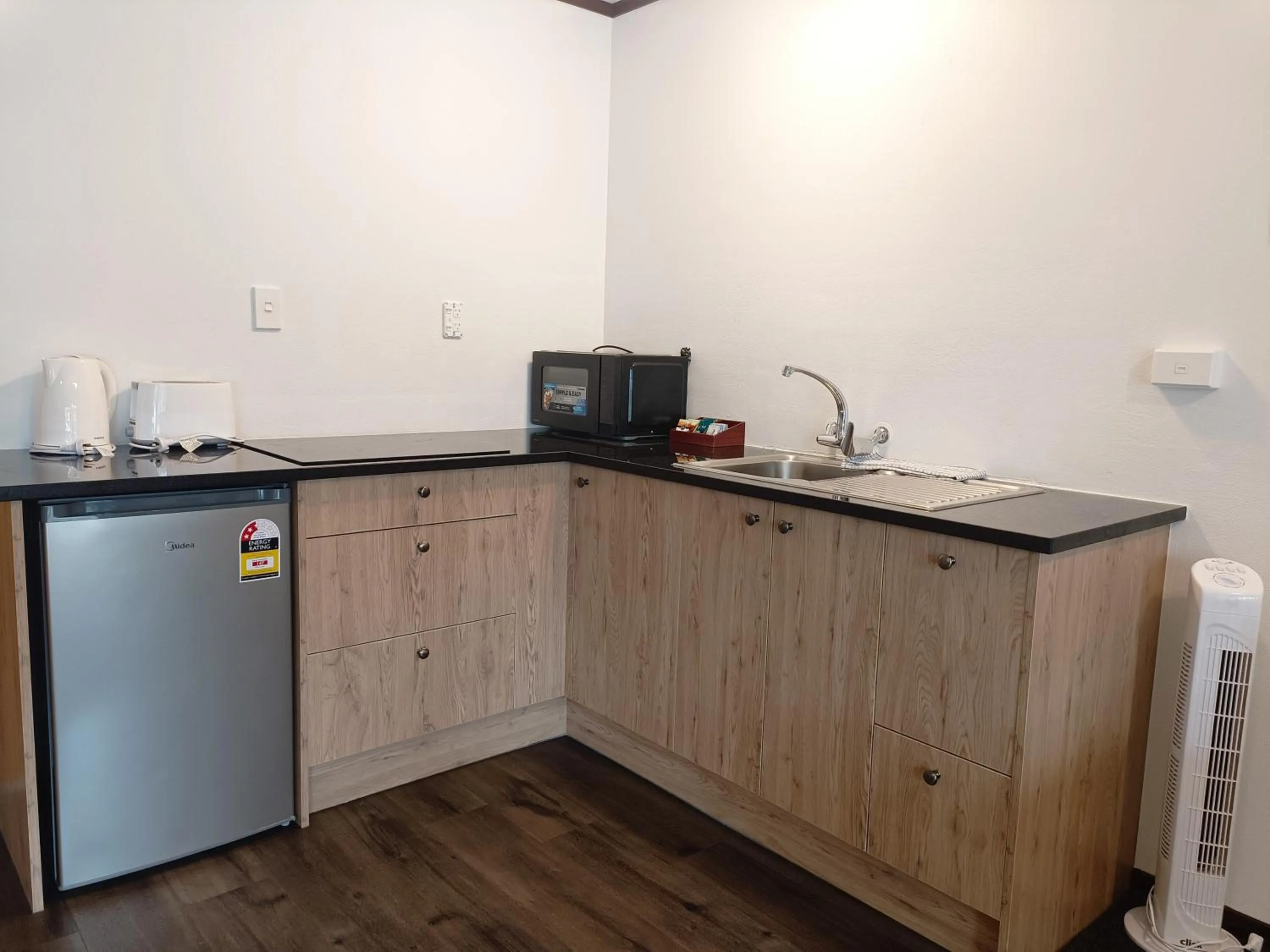 Kitchen or kitchenette in Half Moon Bay Motel