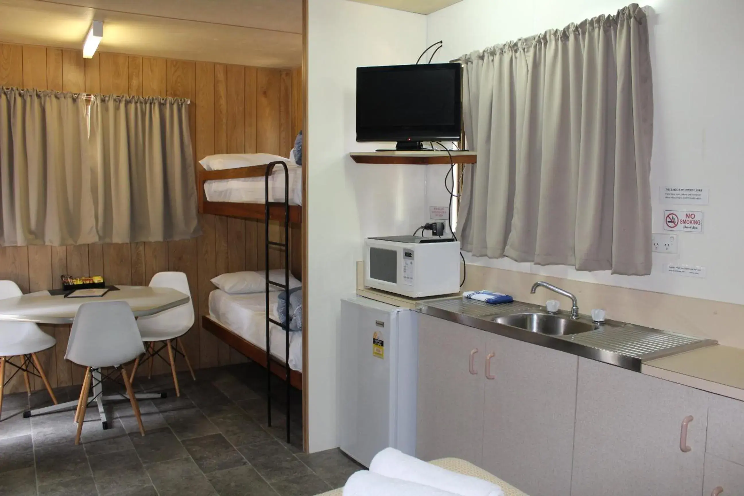 Ensuite Cabin in Batemans Bay Holiday Park & Hostel Ensuite Cabin in Batemans Bay Holiday Park & Hostel