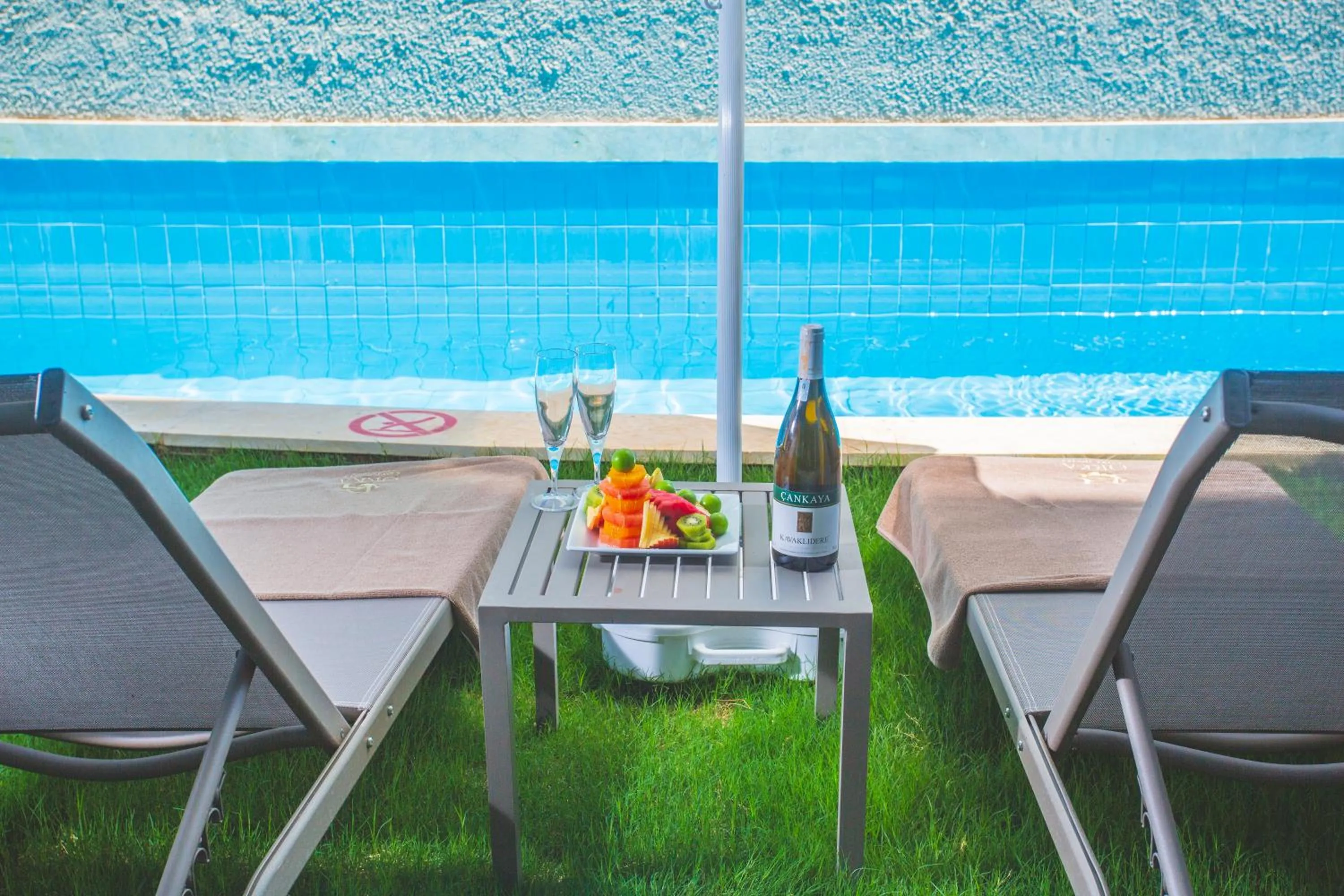 Food and drinks in Orka Cove Hotel Penthouse & Suites Adults Only