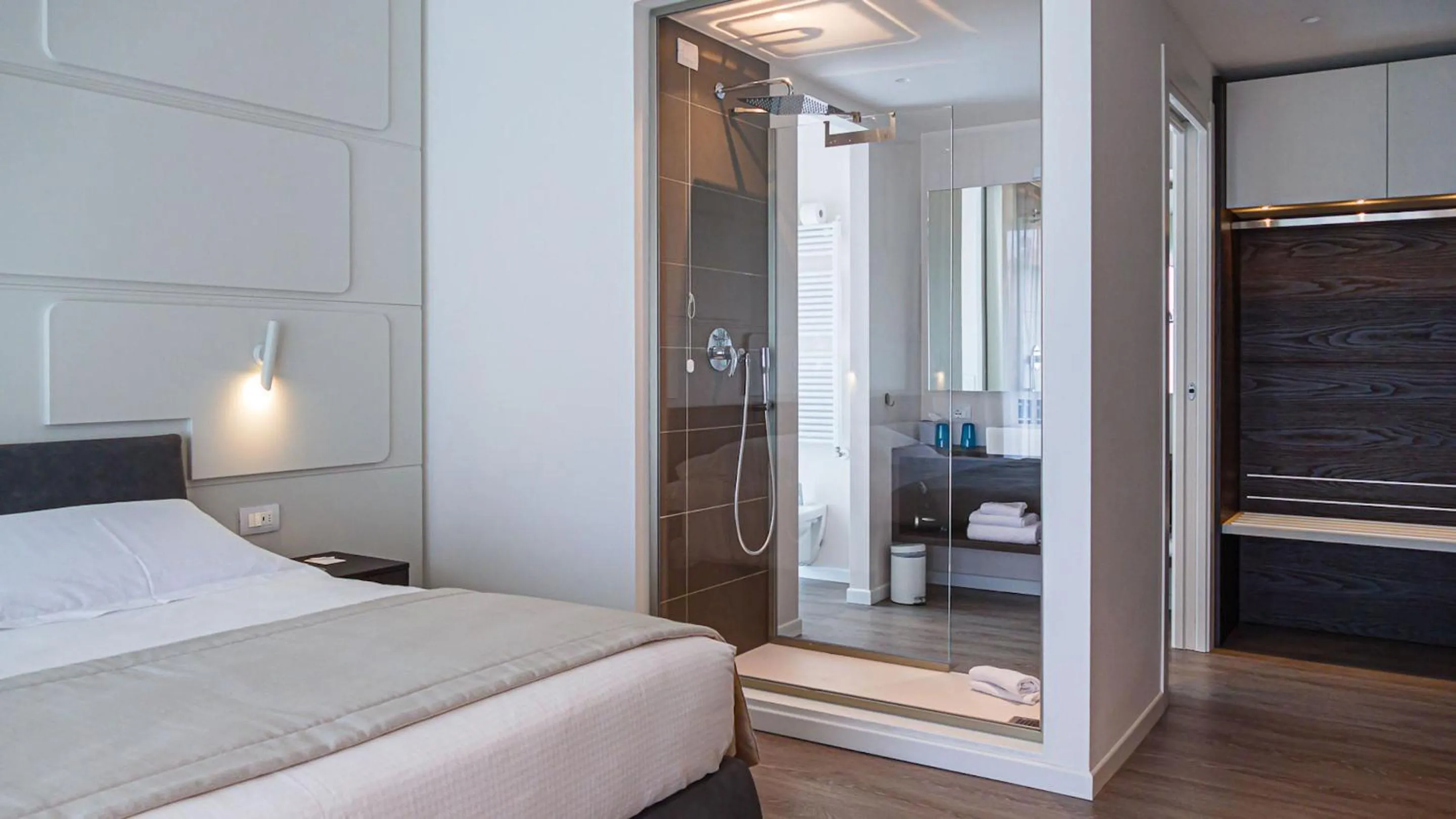 Shower, Bed in Solho Hotel