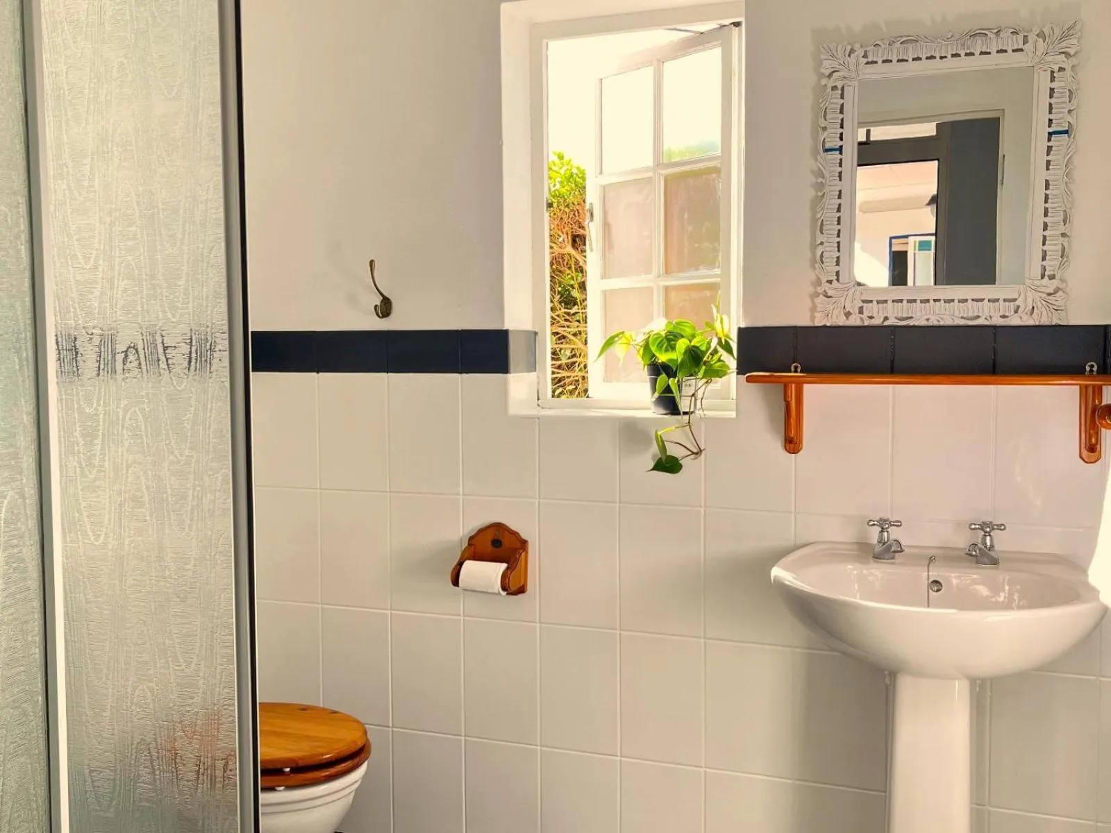 Bathroom in Guinea Fowl Lodge - Lagoon & Heads View B&B, Central Knysna