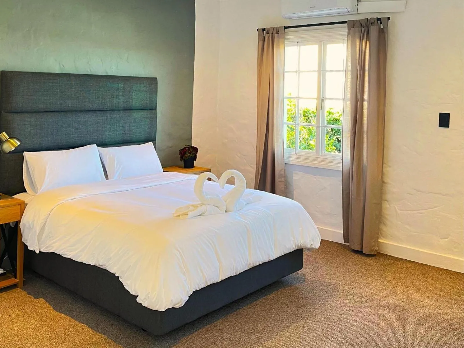 Bed in Guinea Fowl Lodge - Lagoon & Heads View B&B, Central Knysna