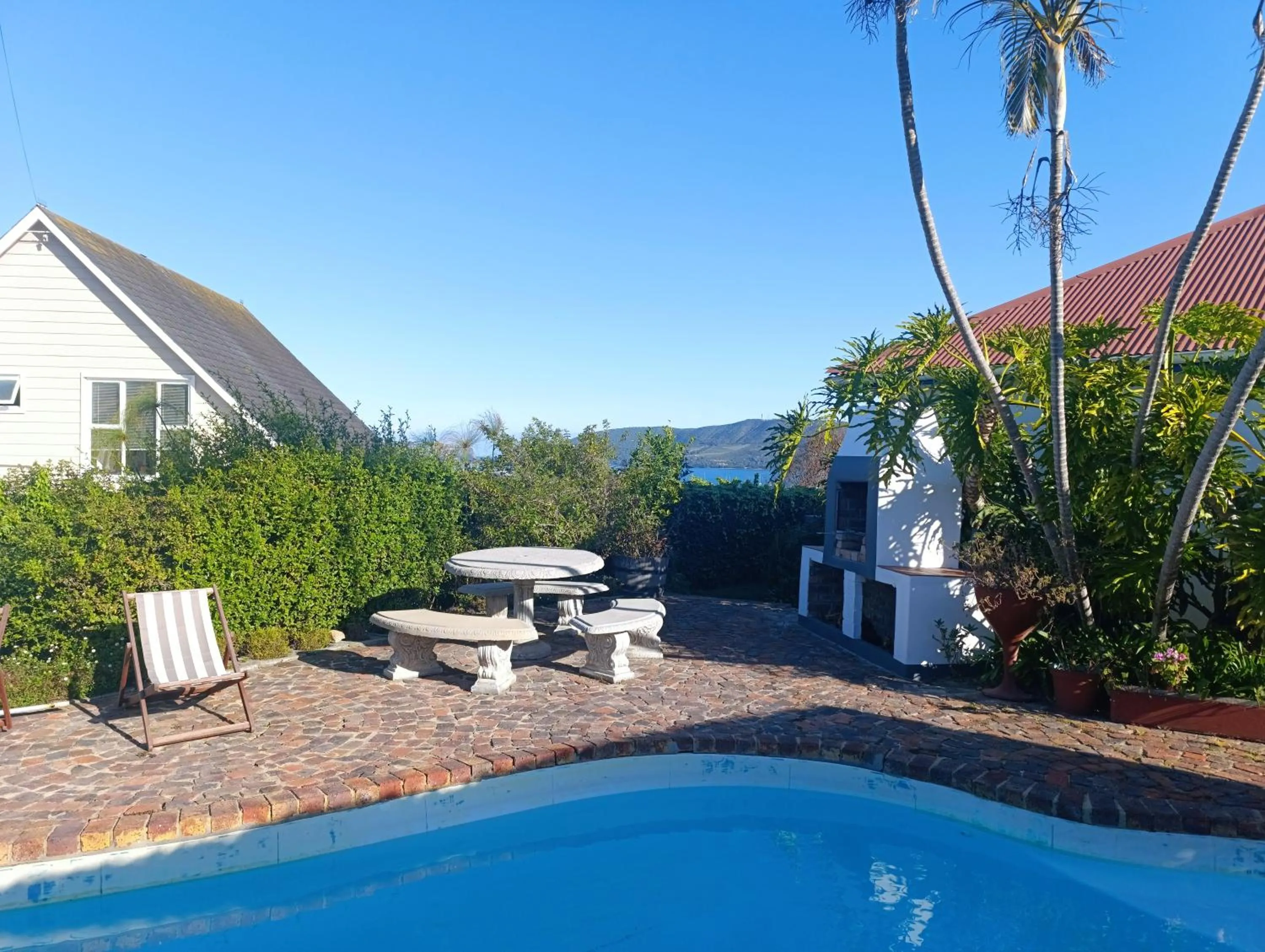 BBQ facilities in Guinea Fowl Lodge - Lagoon & Heads View B&B, Central Knysna