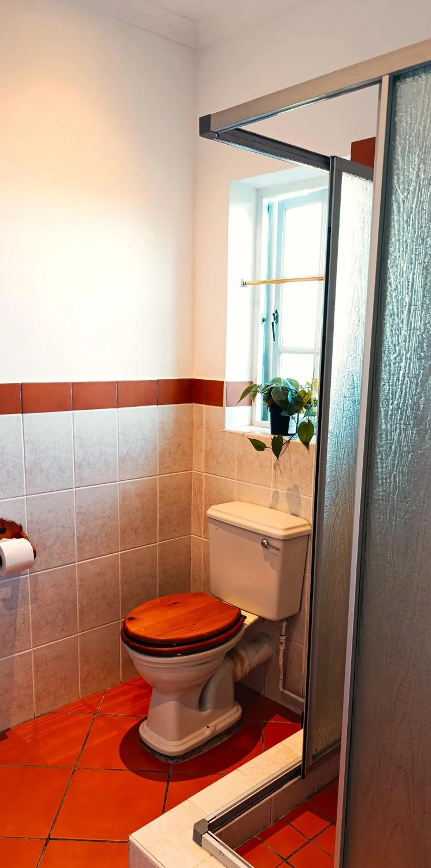 Bathroom in Guinea Fowl Lodge - Lagoon & Heads View B&B, Central Knysna