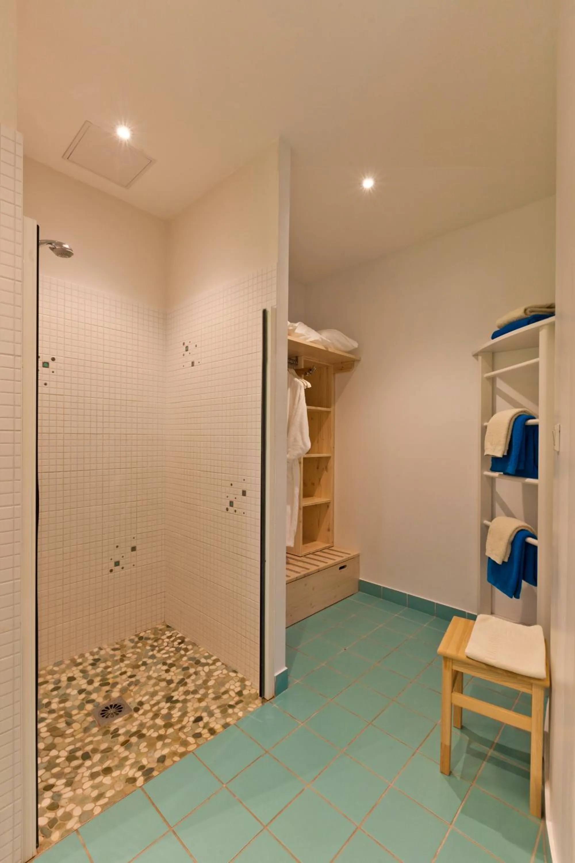 Shower in Hôtel Auberge de Chavannes