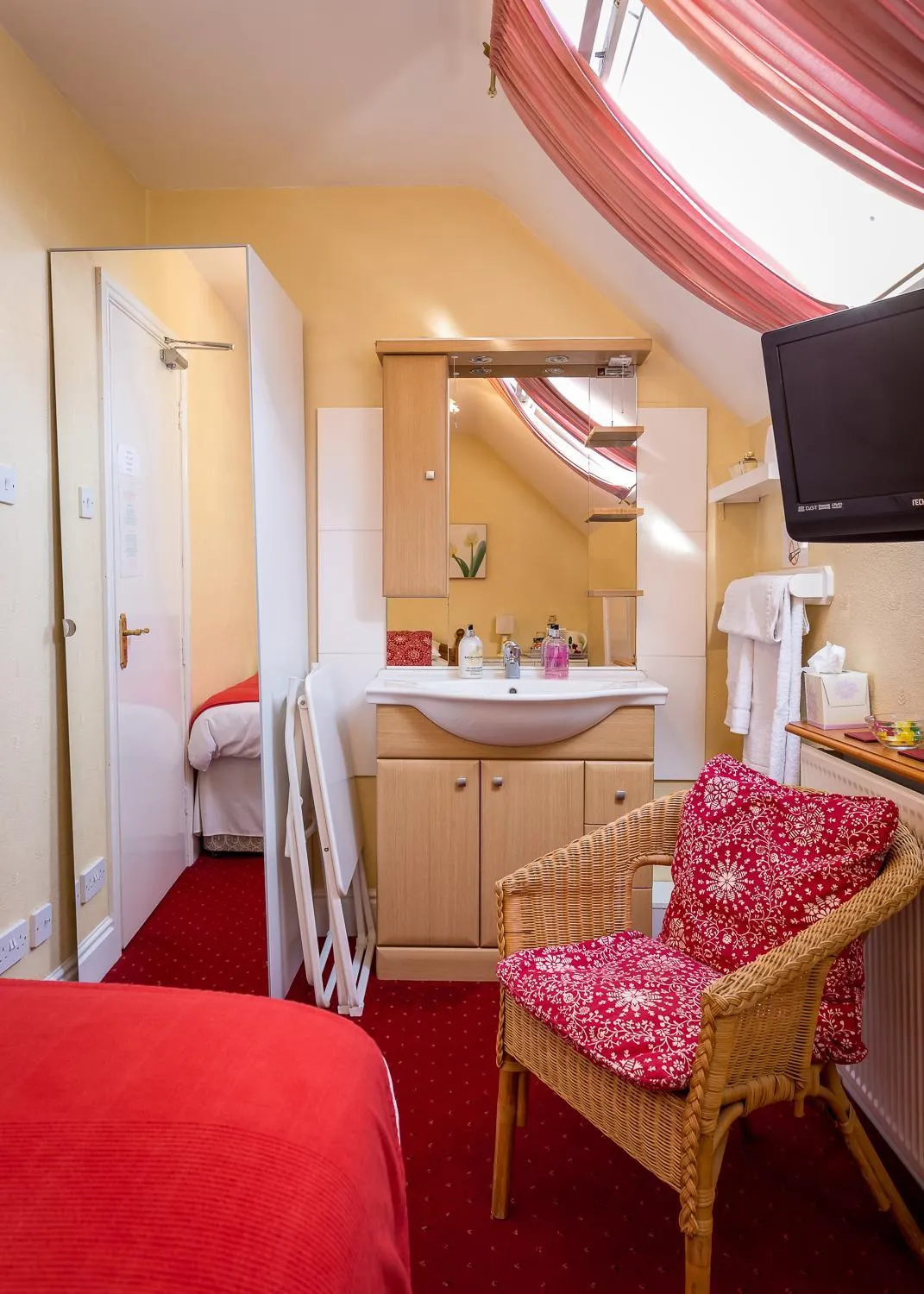 Bedroom, Bed in Ashgrove House