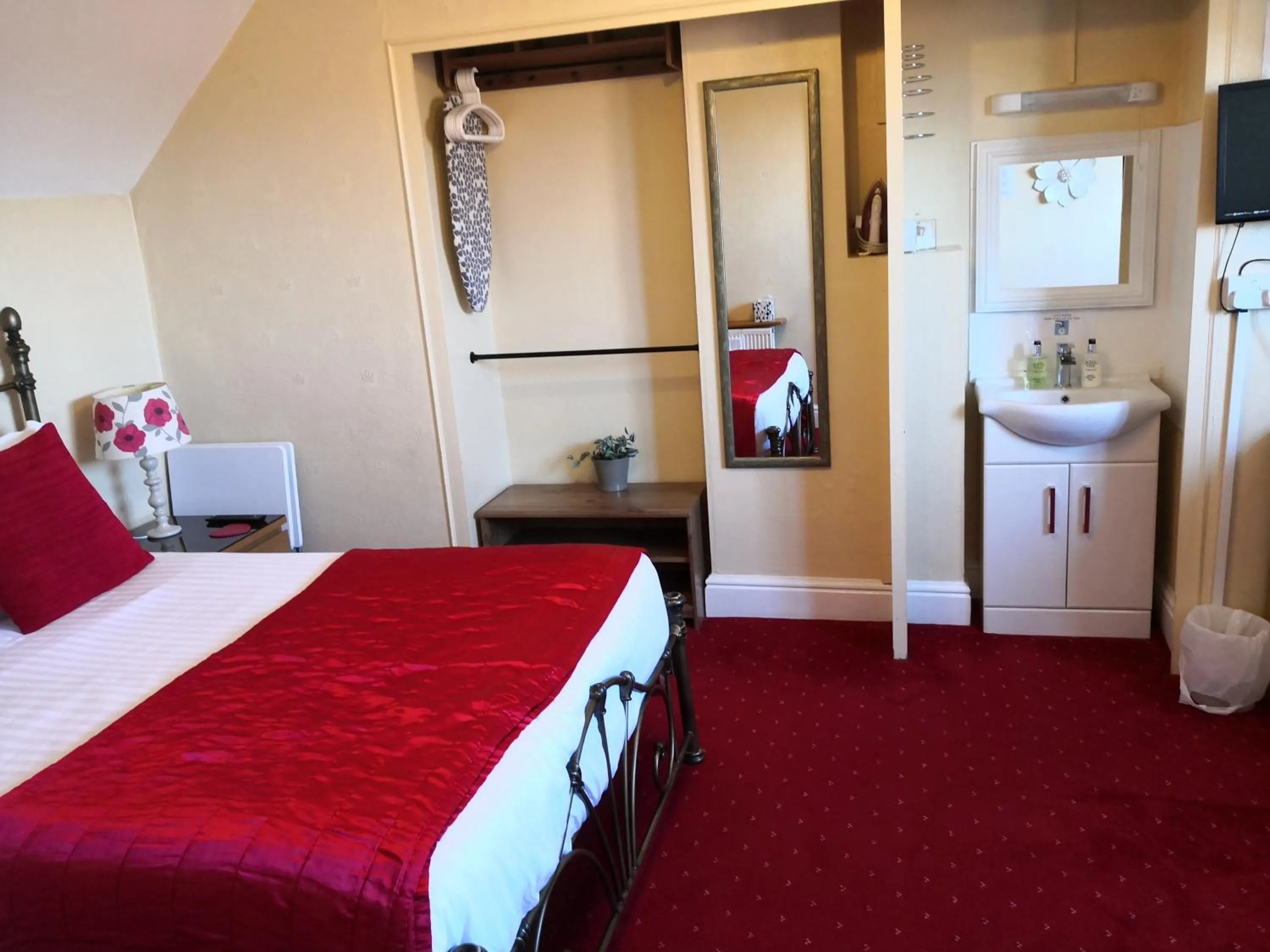 Bedroom, Bed in Ashgrove House