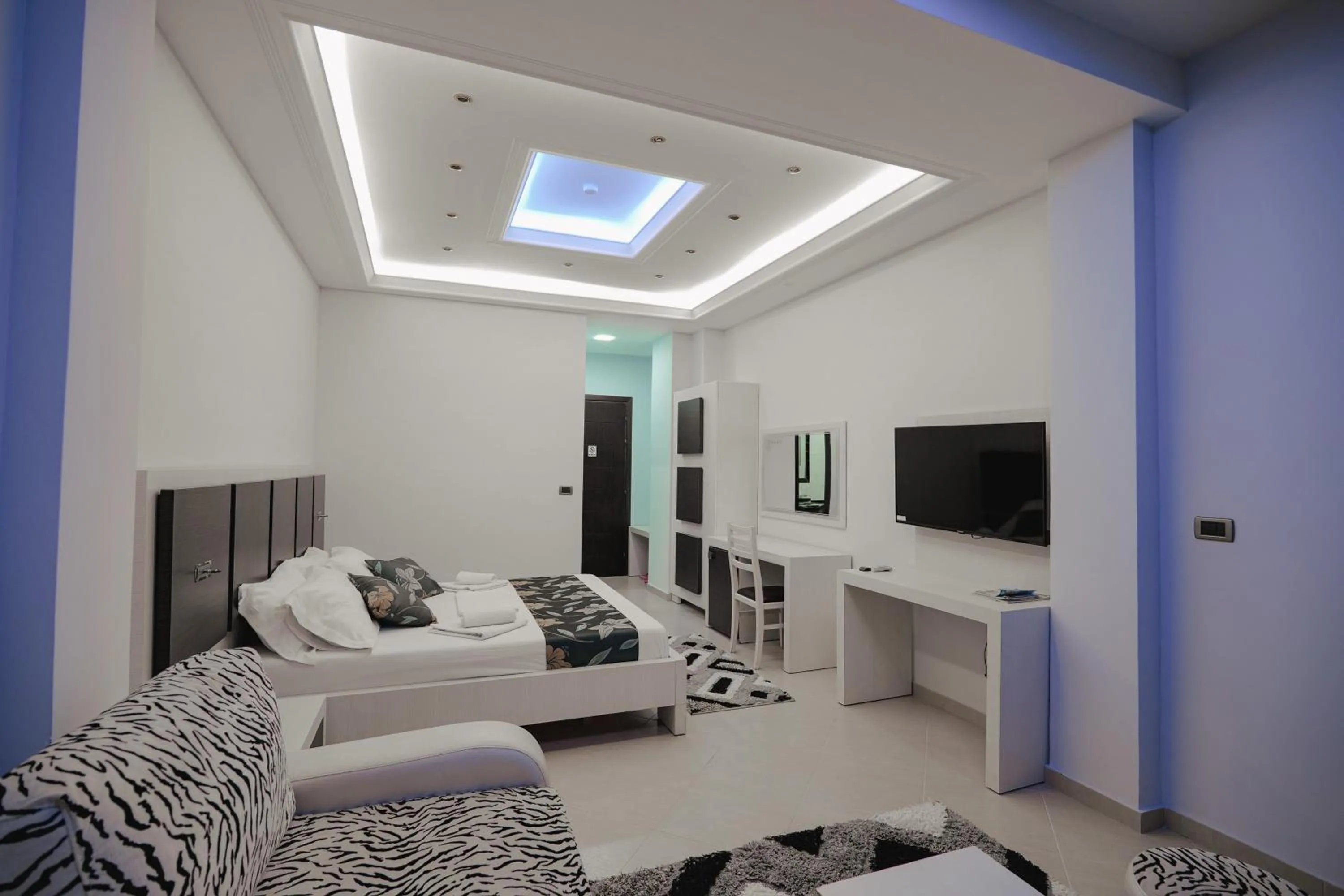 Communal lounge/ TV room in Grand Hotel Aita