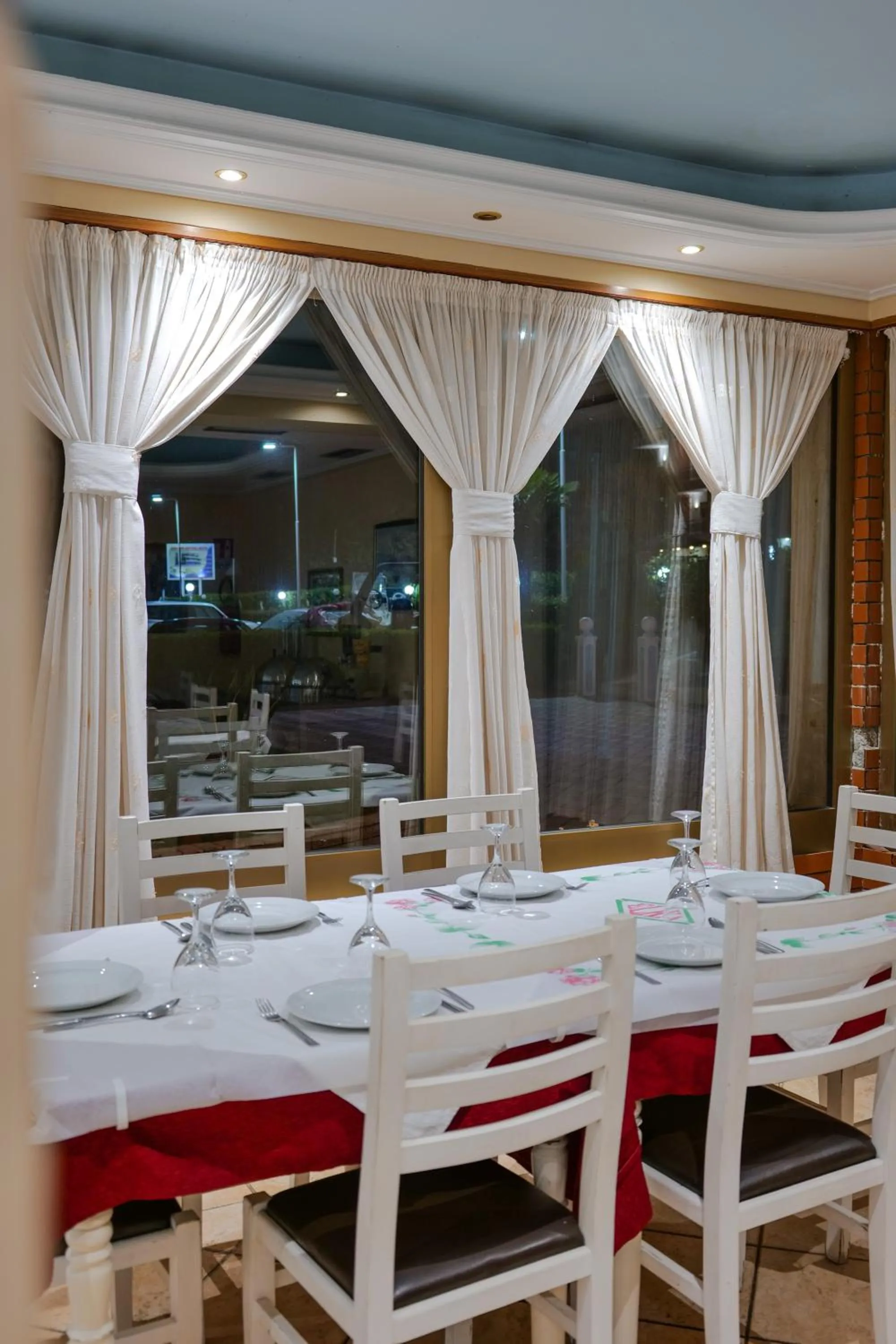 Restaurant/places to eat in Grand Hotel Aita