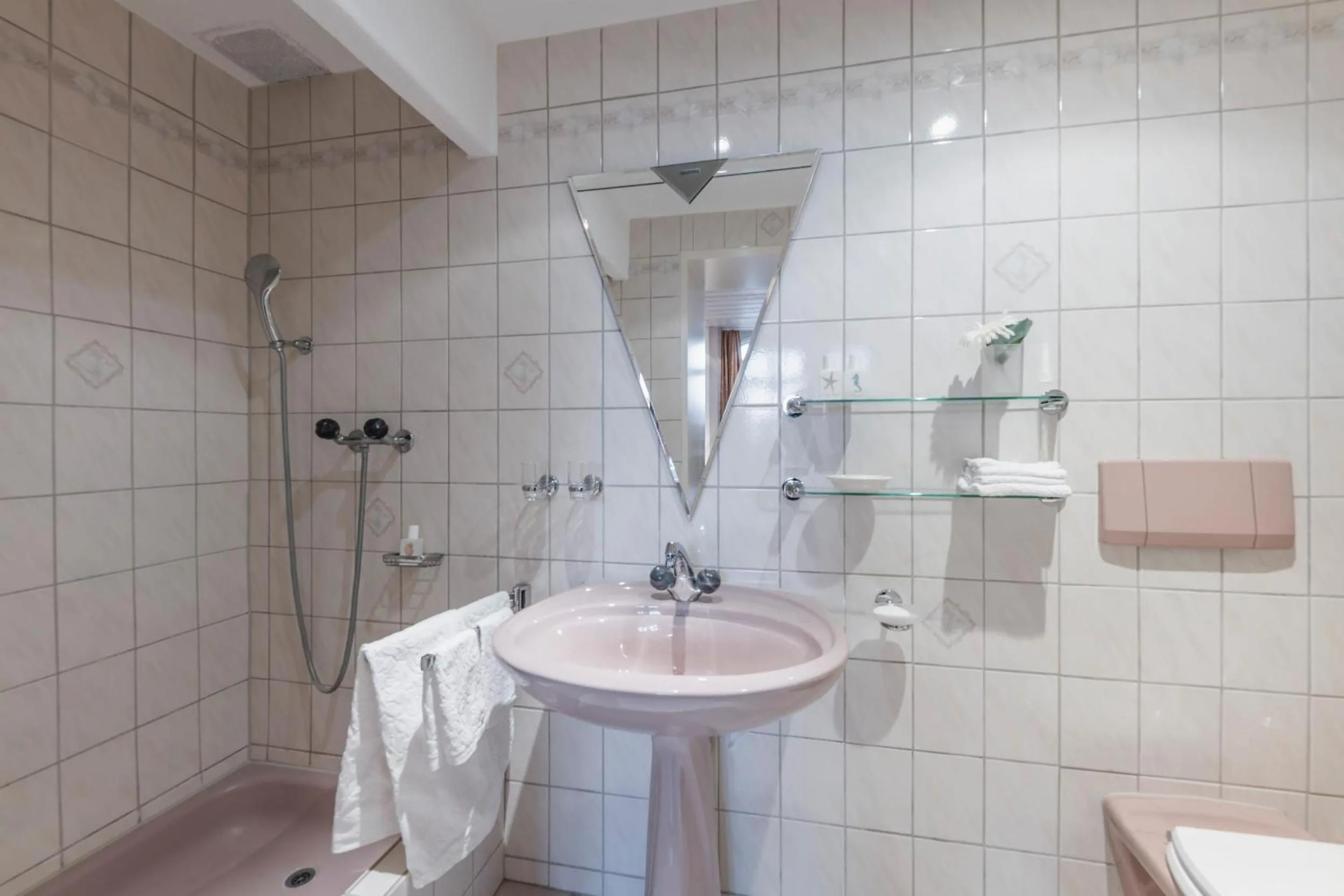Bathroom in Art Deco Villa Mon Abri BnB