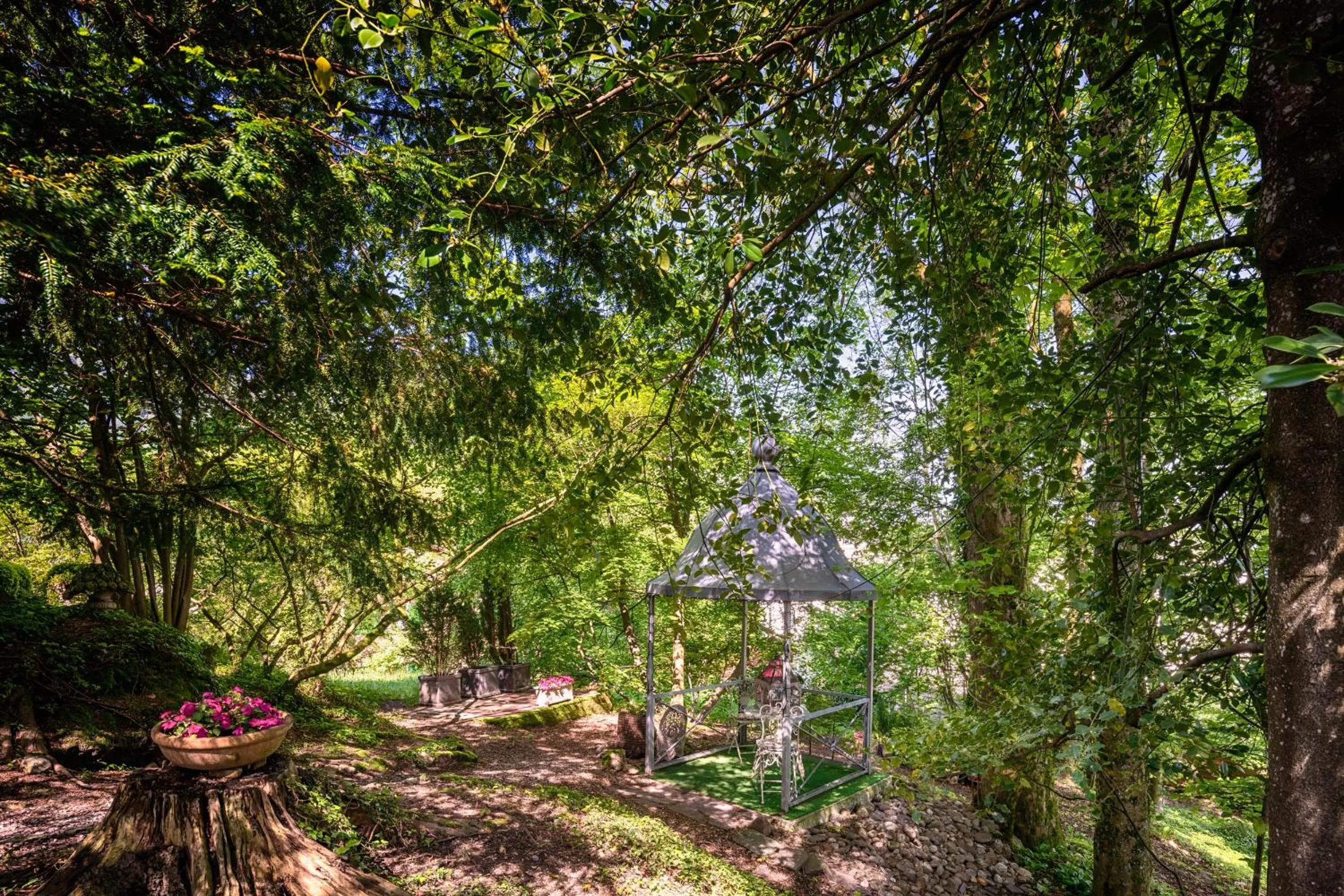 Garden in Art Deco Villa Mon Abri BnB