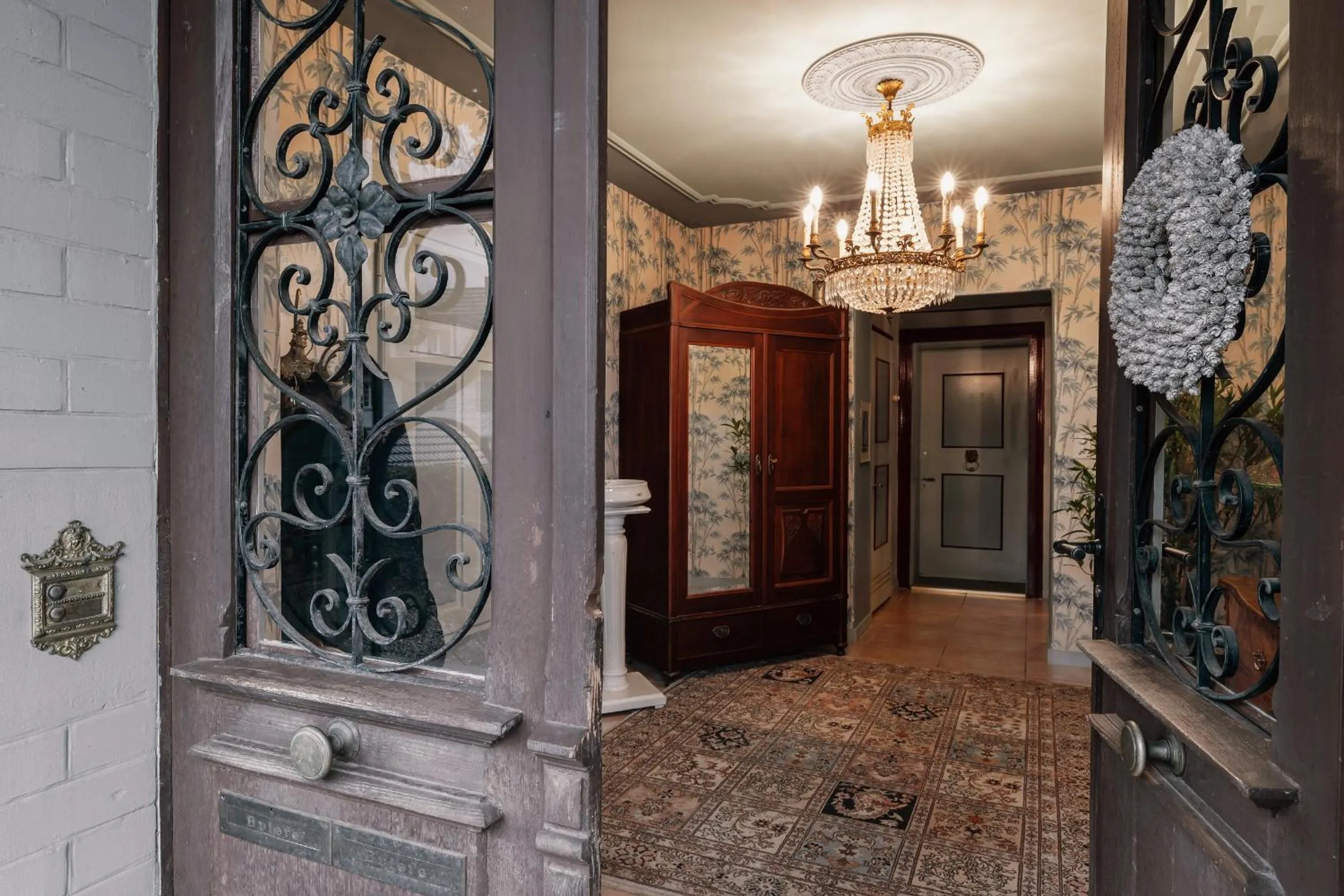 Facade/entrance in Art Deco Villa Mon Abri BnB