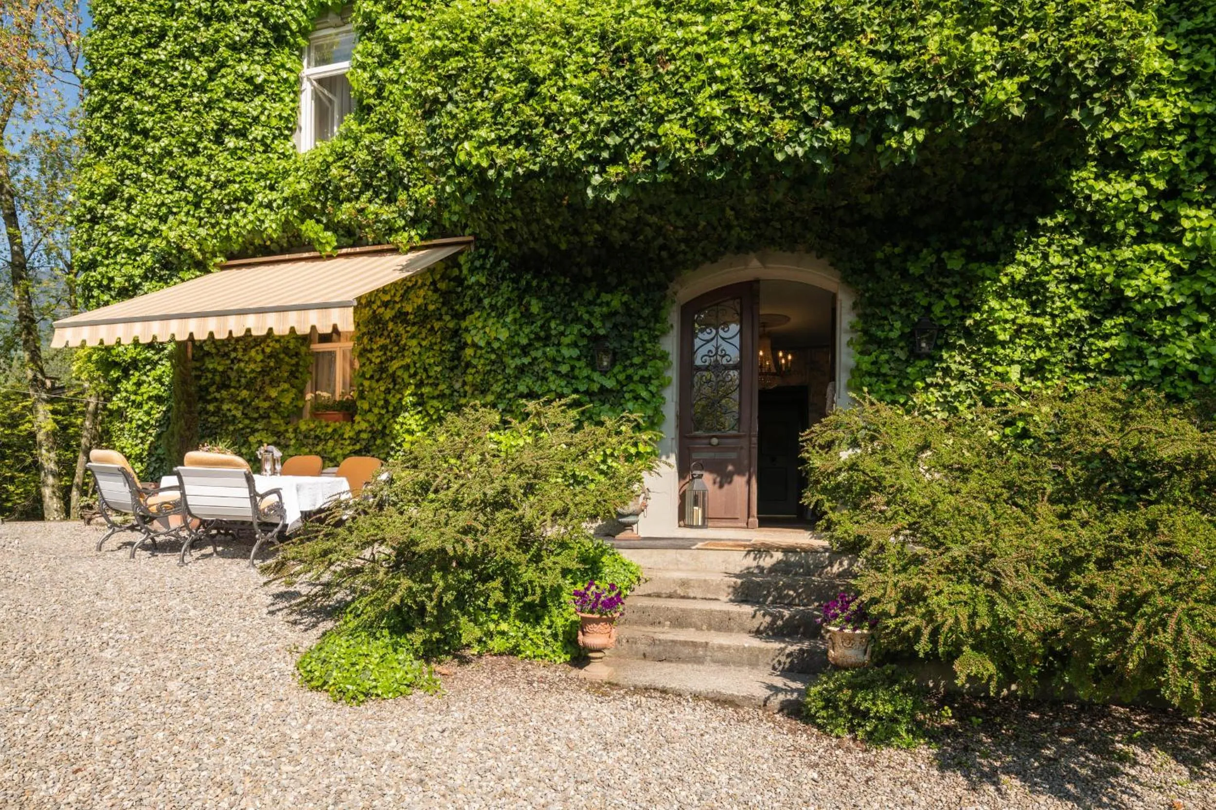 Property building in Art Deco Villa Mon Abri BnB