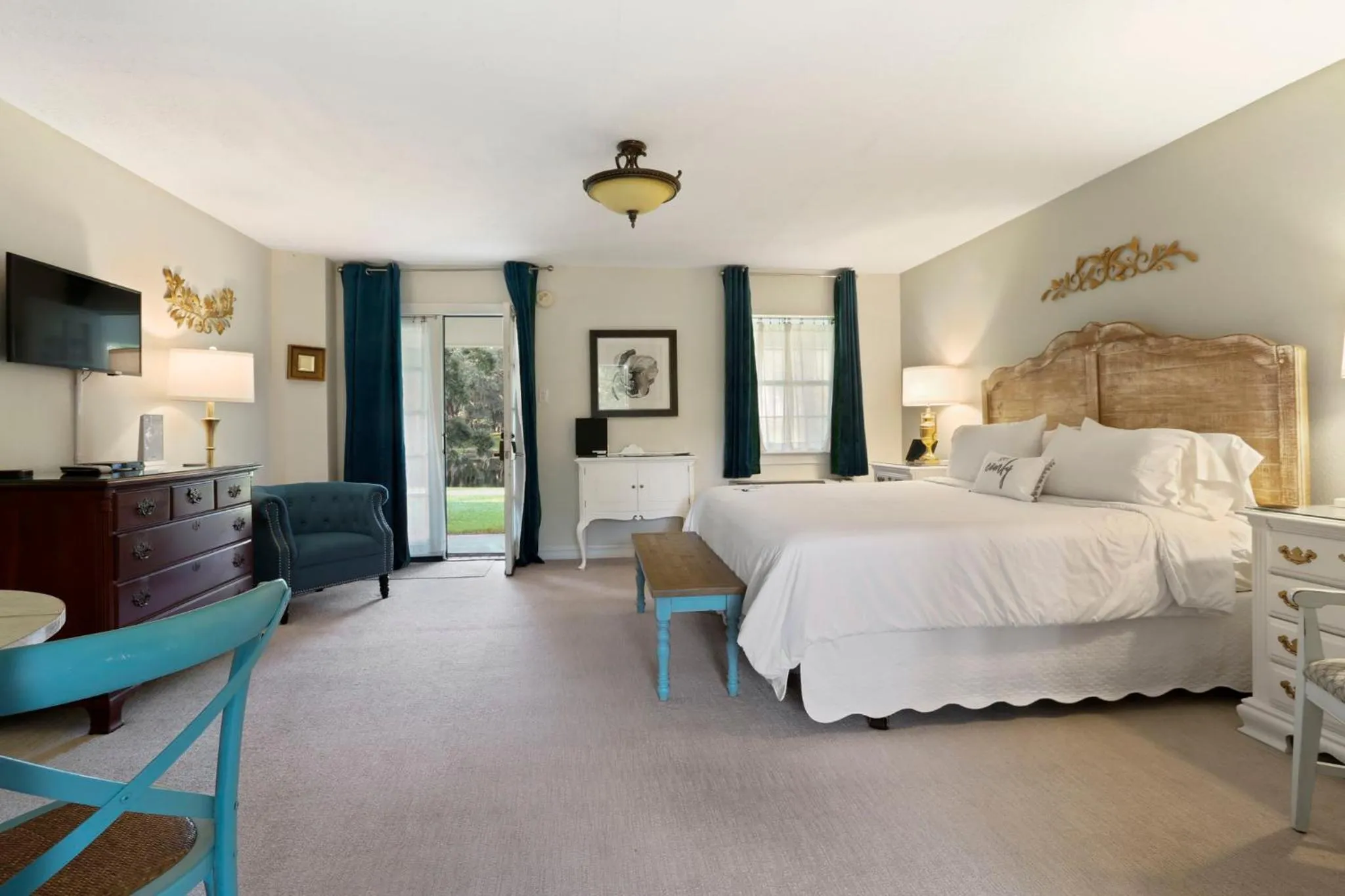 Bed in Greenwood Plantation B&B Inn