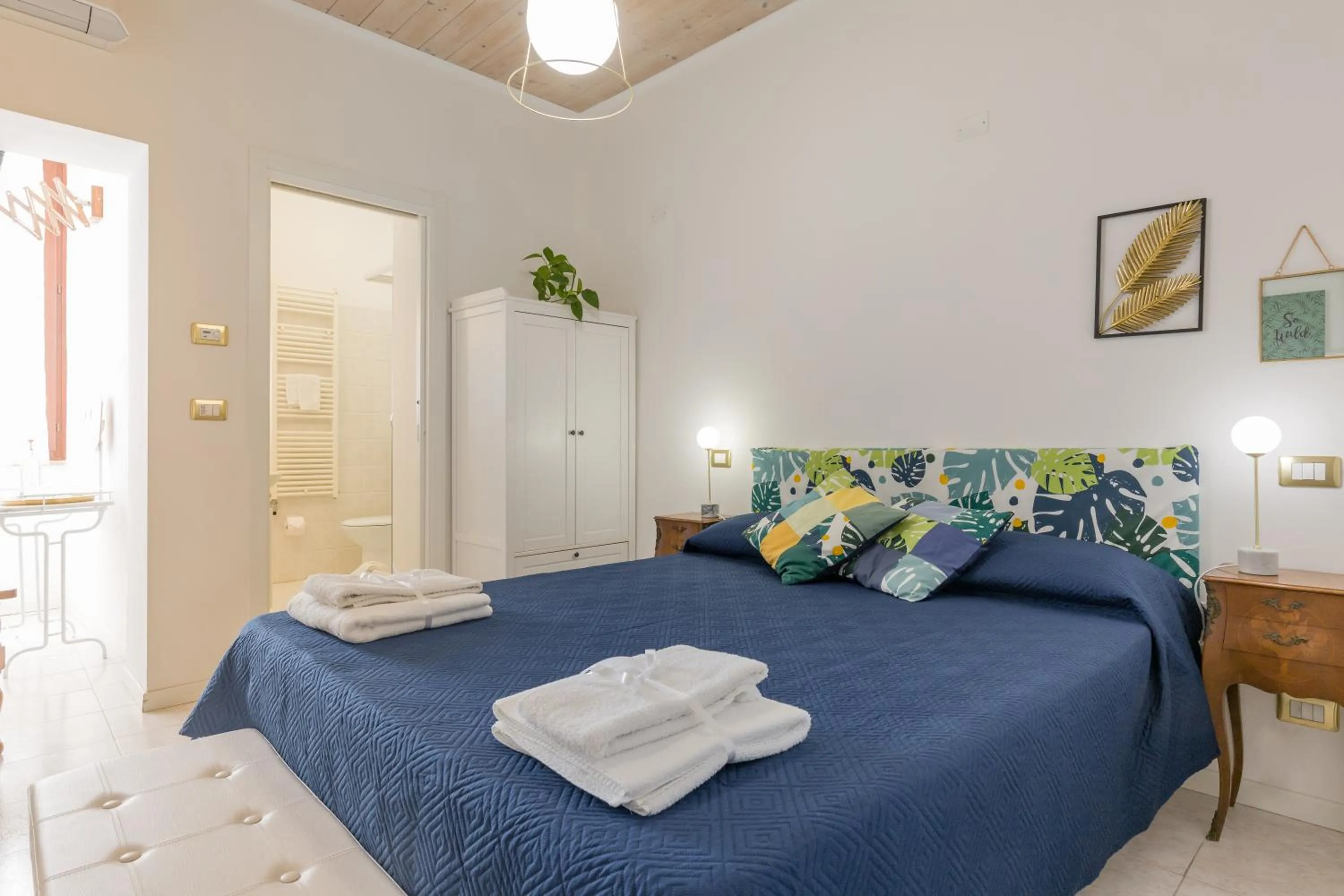 Photo of the whole room, Bed in B&B King