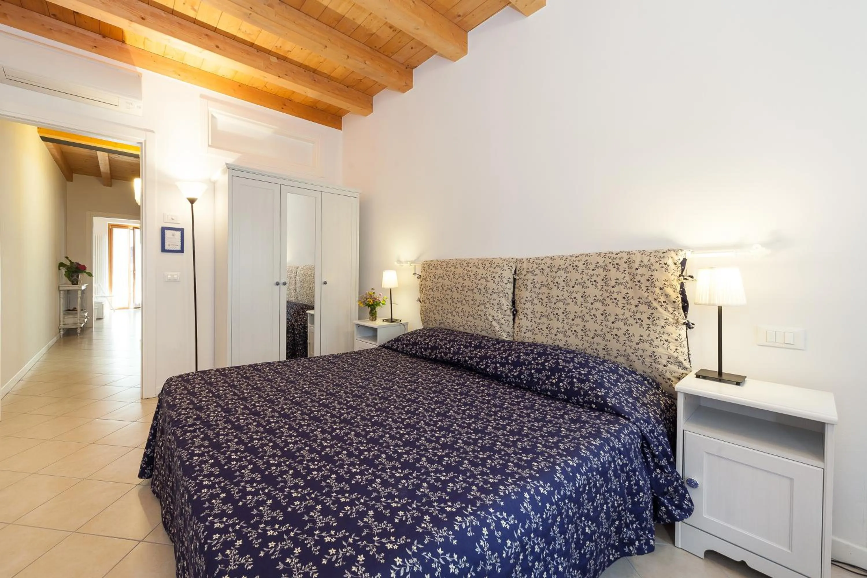 Photo of the whole room, Bed in B&B King