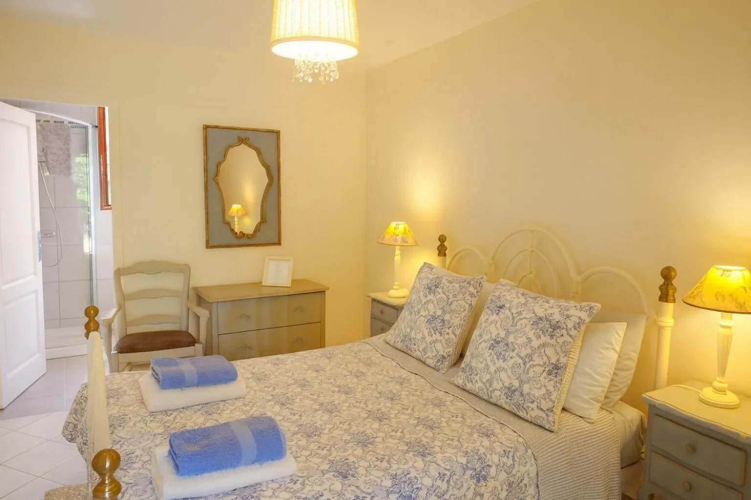 Bedroom, Bed in La Colline - Chambre d'hôtes - B&B