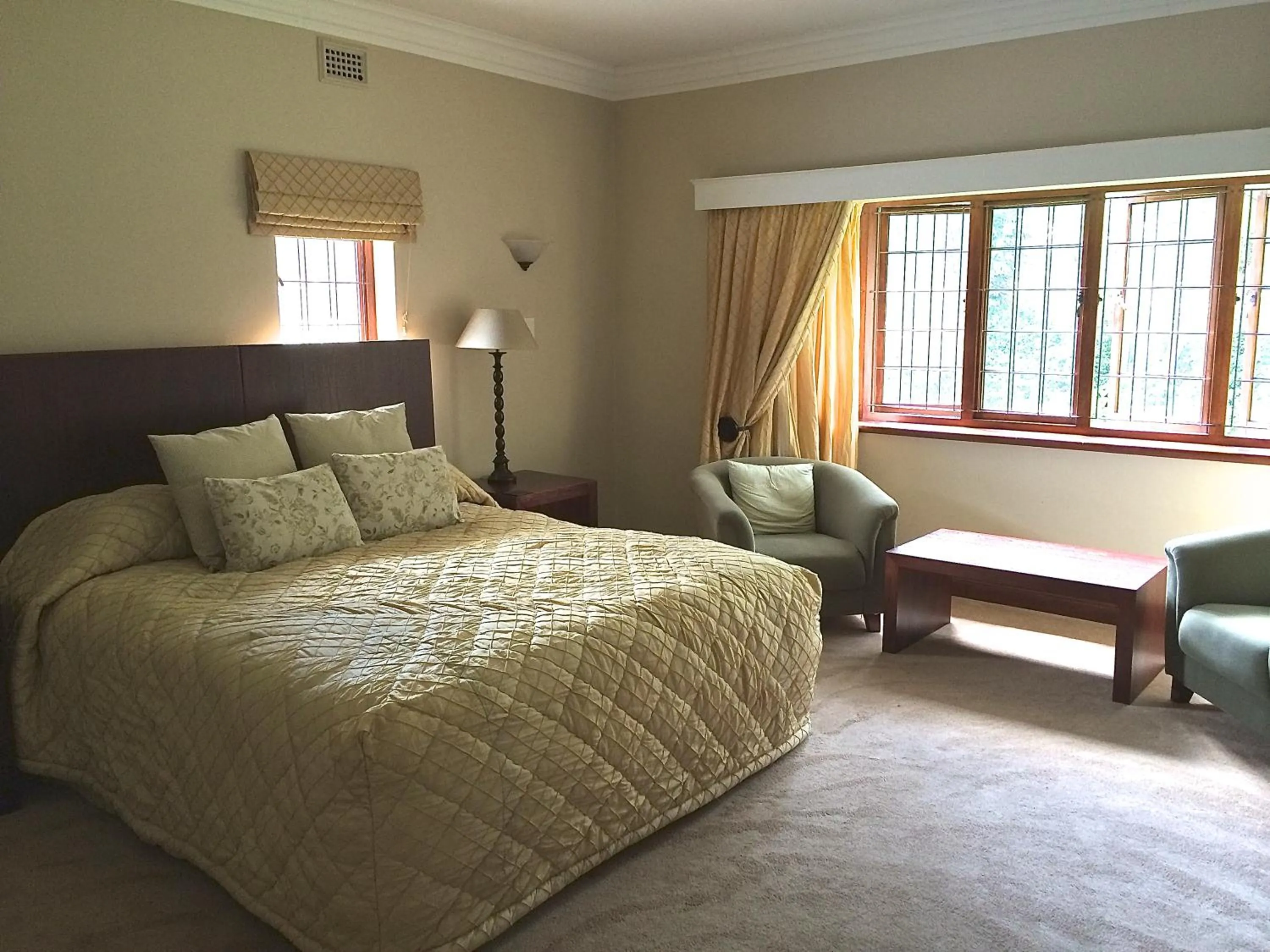 Photo of the whole room, Bed in Eagle Wind Manor