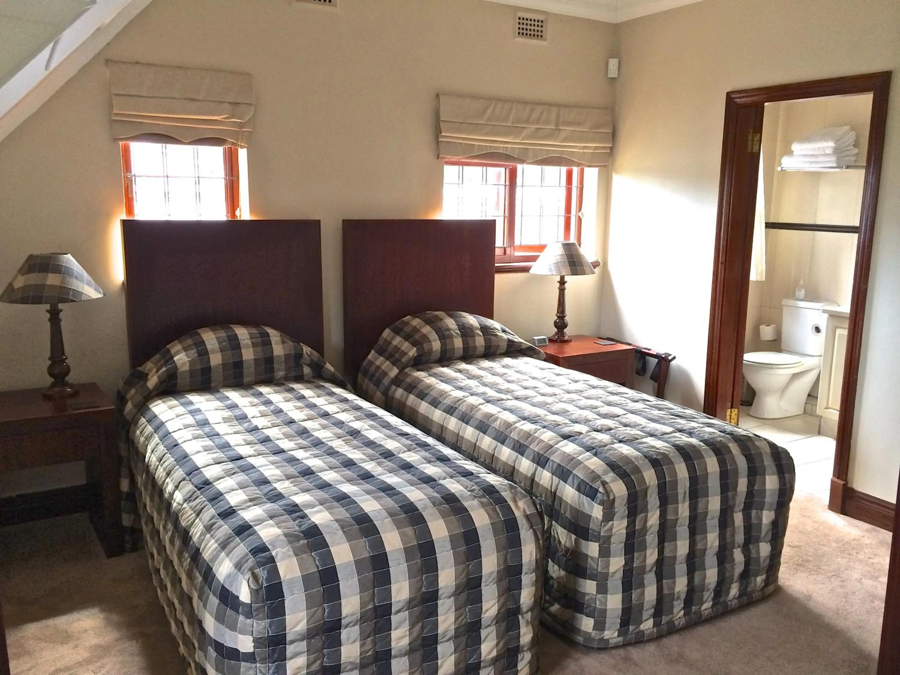 Photo of the whole room, Bed in Eagle Wind Manor