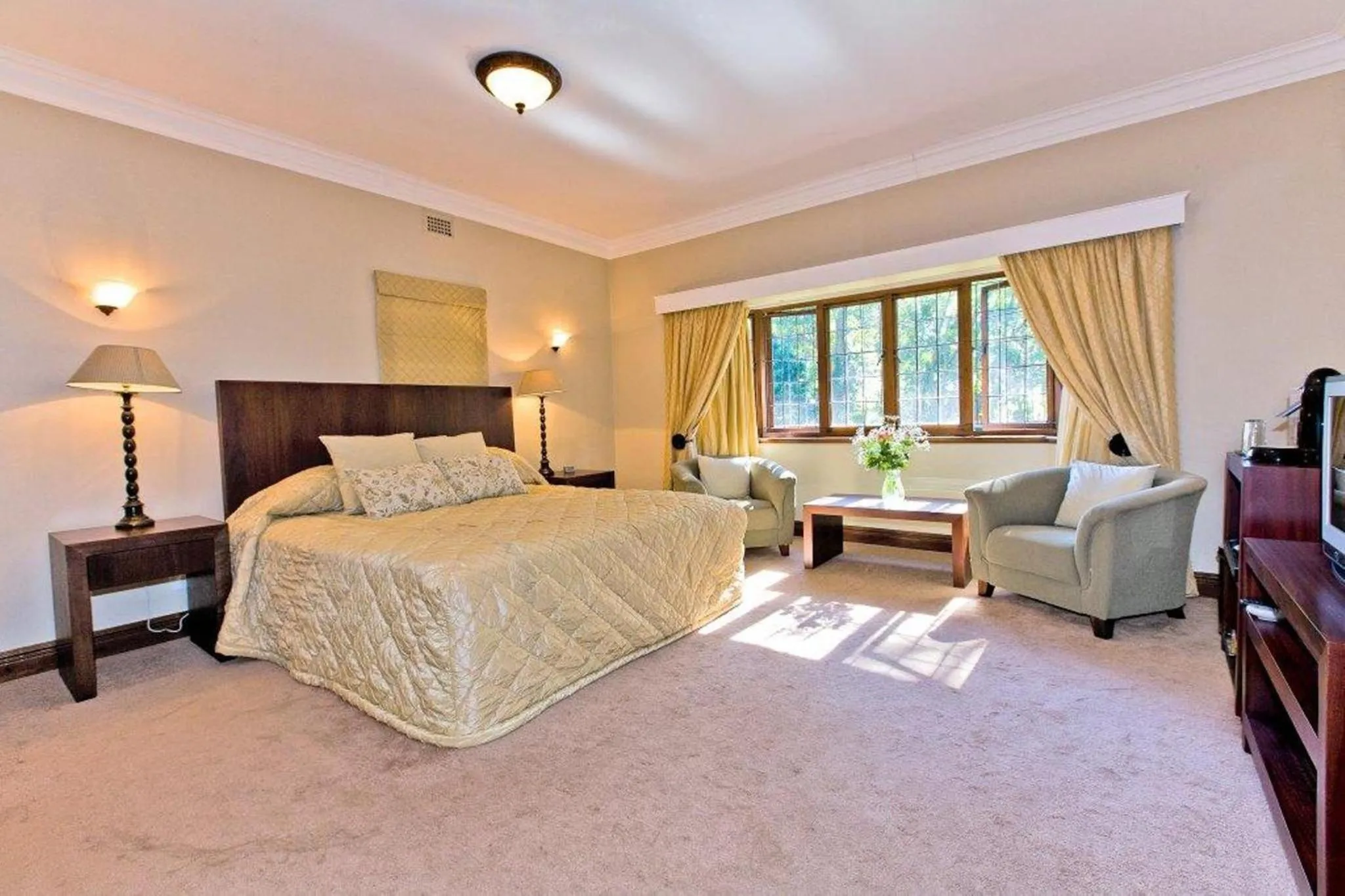 Photo of the whole room, Bed in Eagle Wind Manor