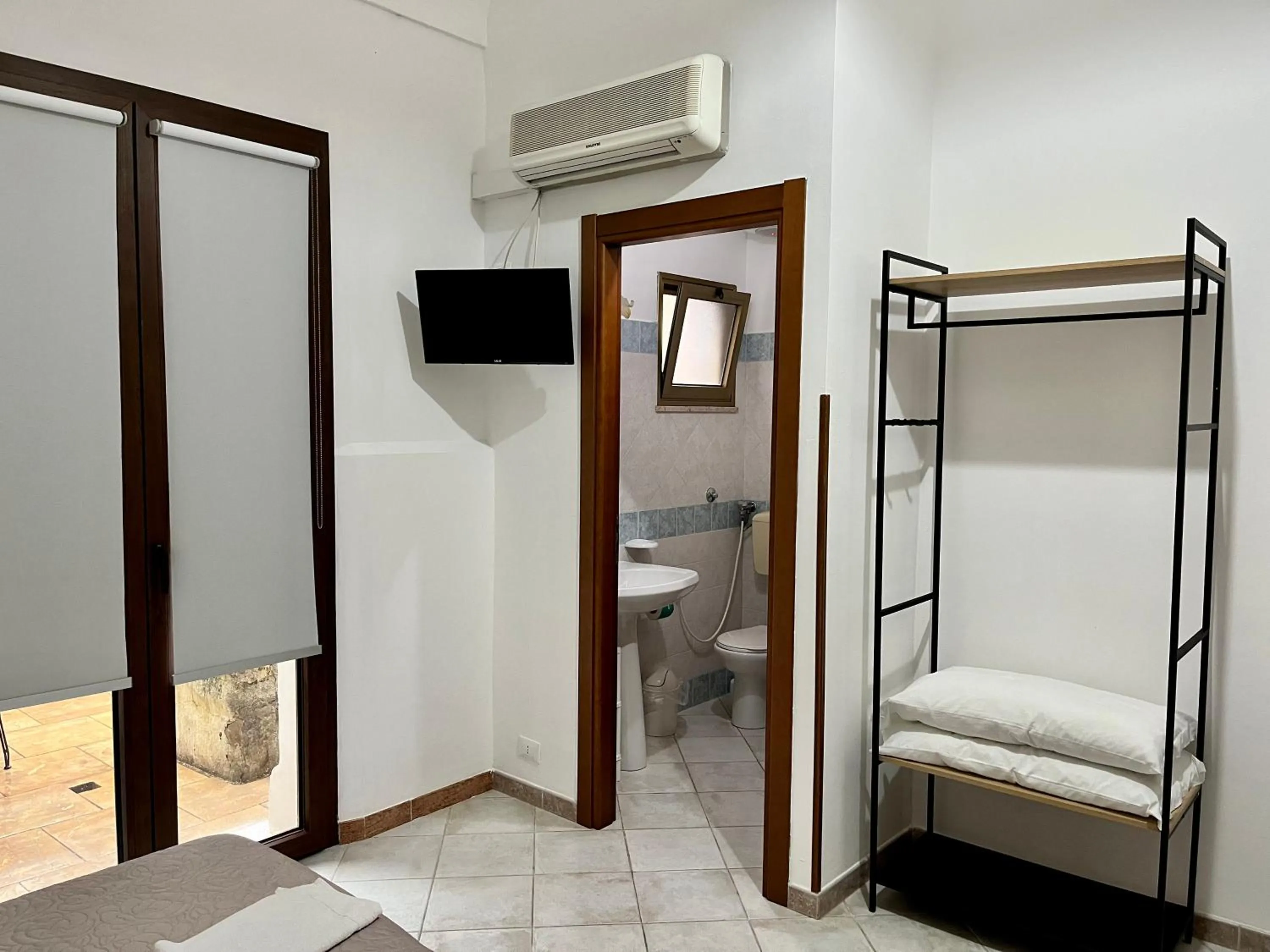 Toilet, Bed in La Pergola B&B