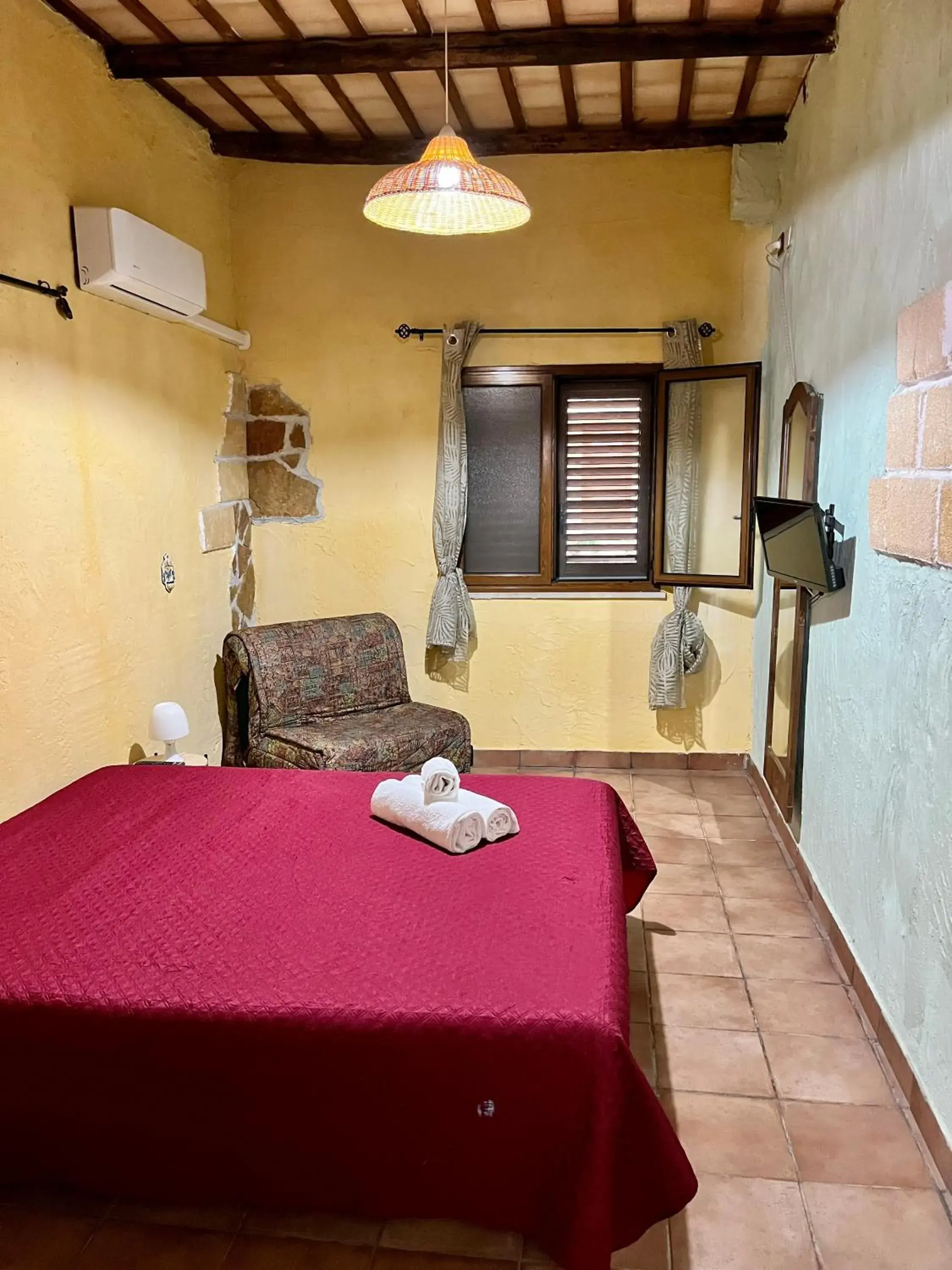 Triple Room with Garden View in La Pergola B&B Triple Room with Garden View in La Pergola B&B