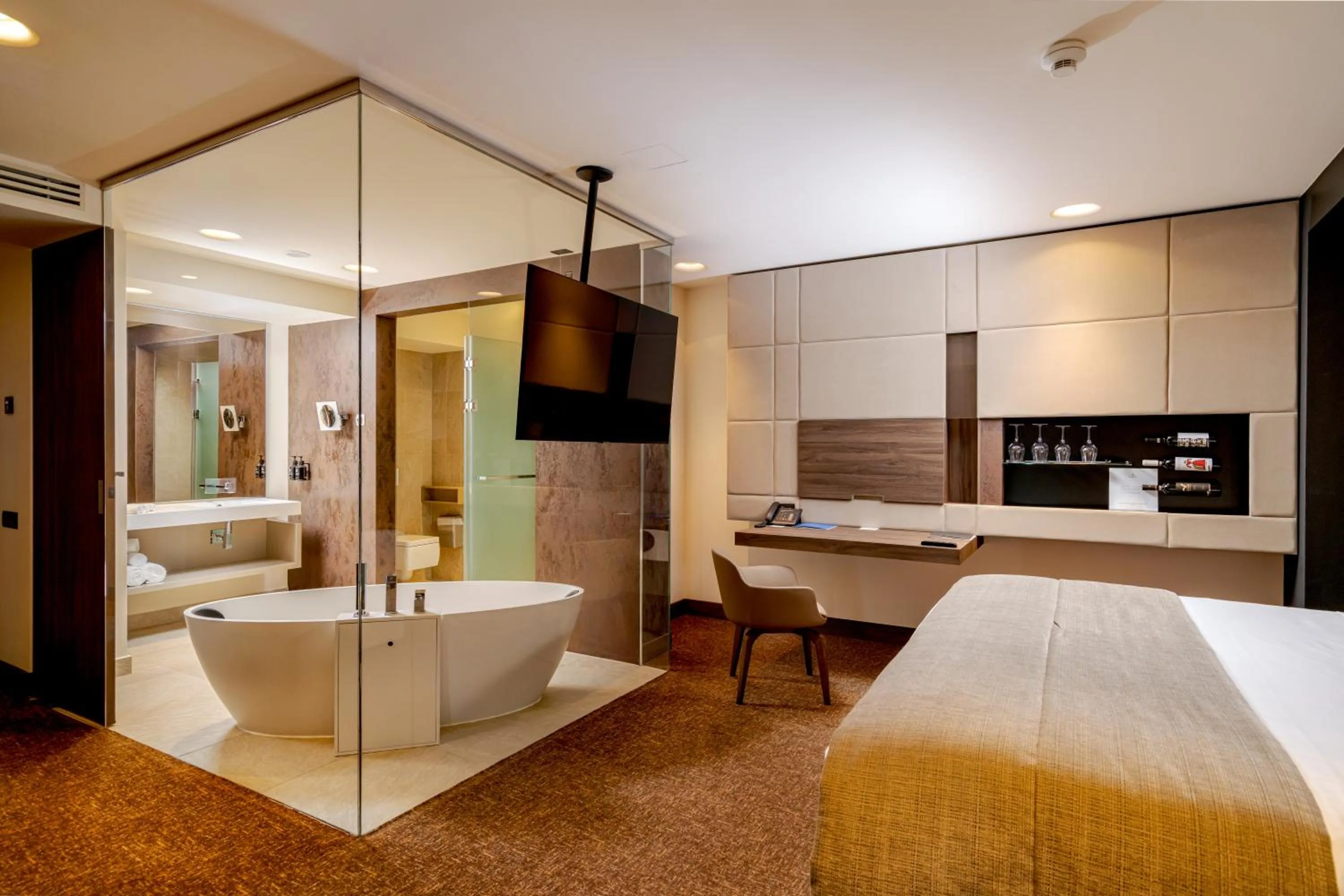 Bedroom, Bed in Kronwell Brasov Hotel