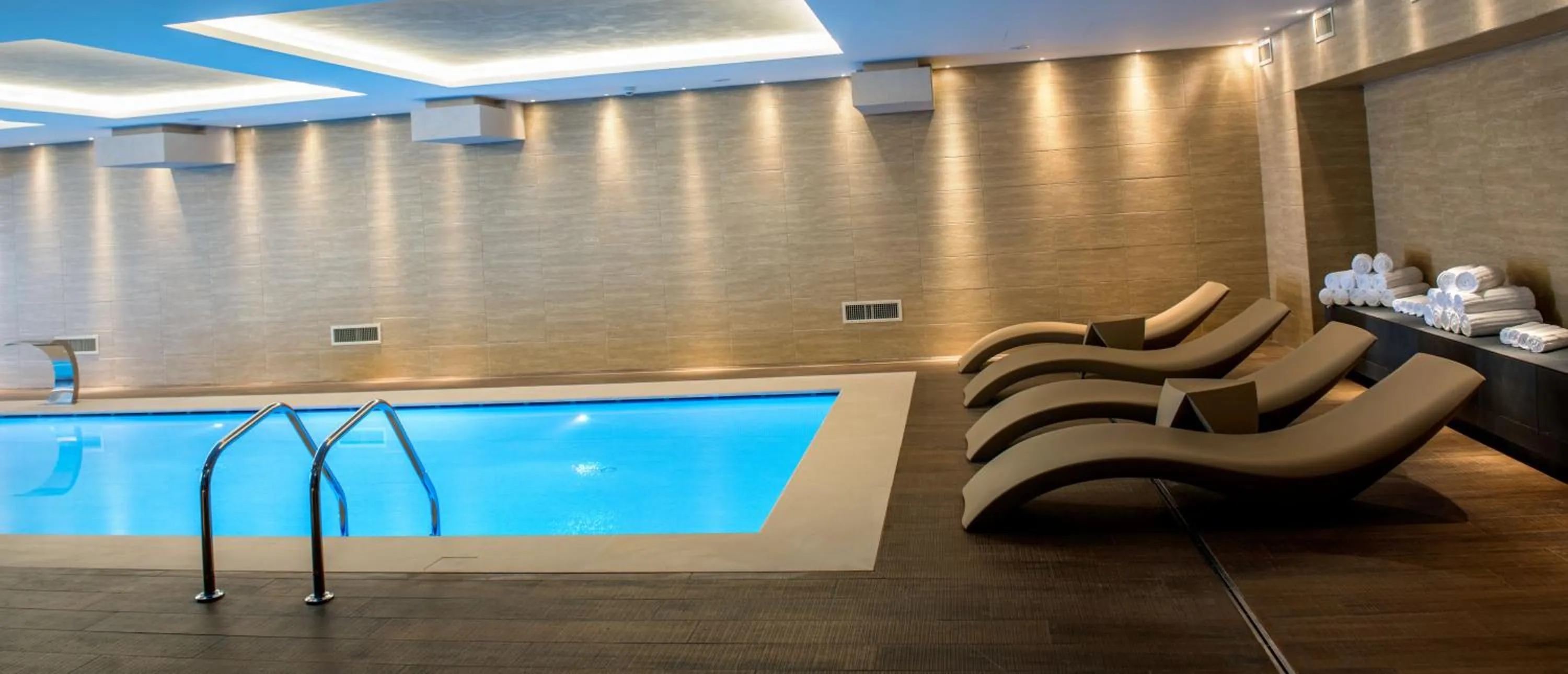 Swimming pool in Kronwell Brasov Hotel