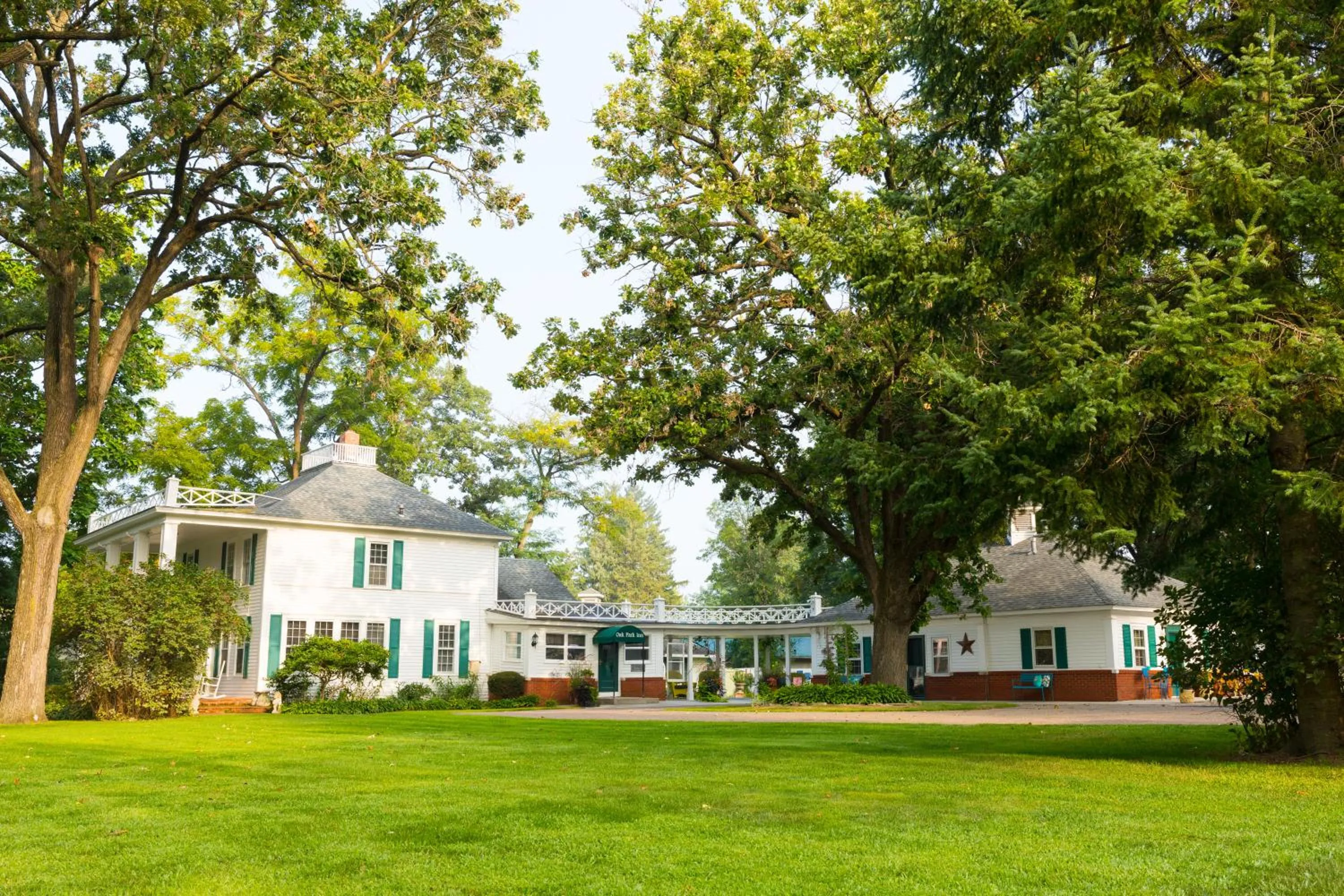 Property building in Oak Park Inn