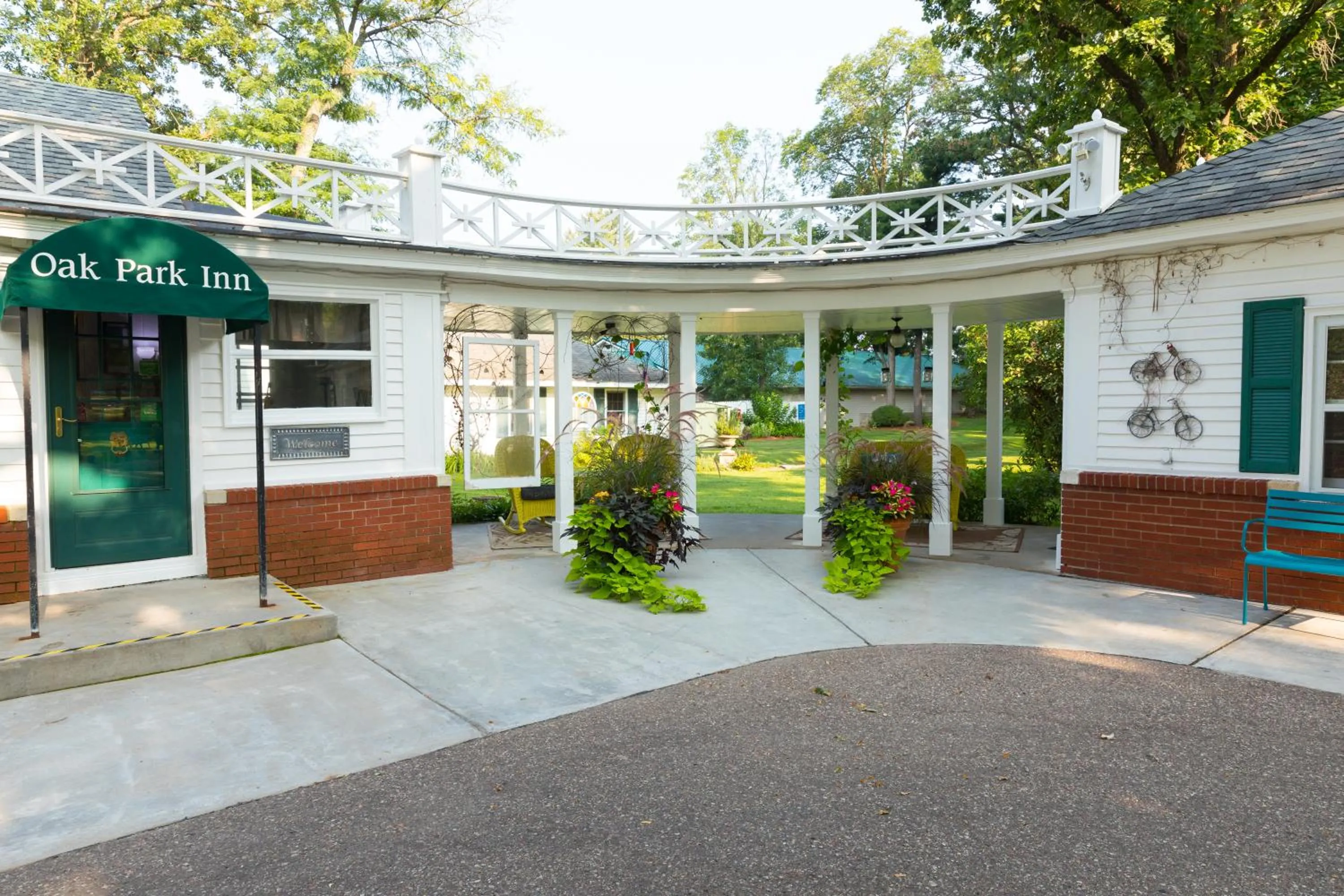 Property building in Oak Park Inn