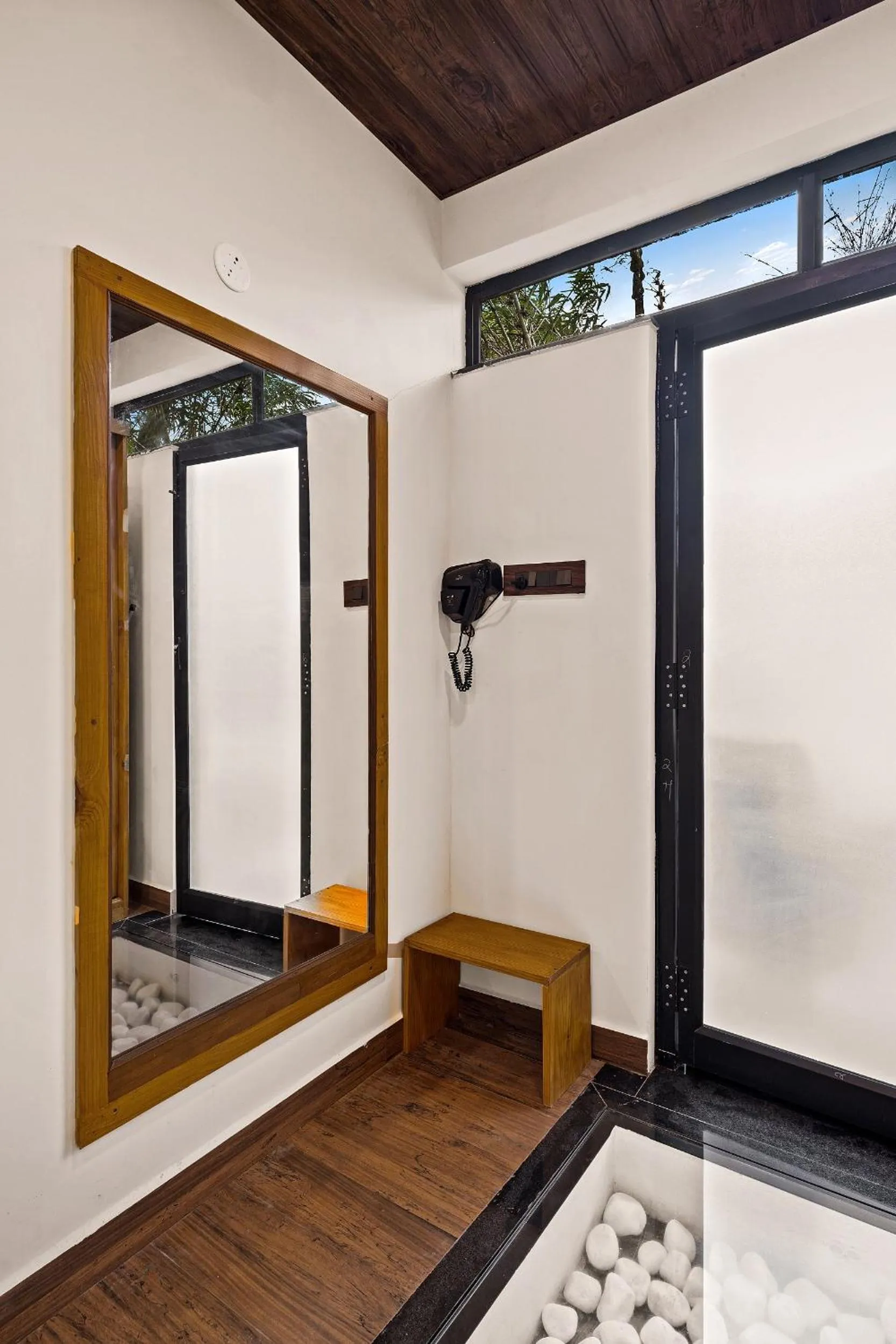 hair dresser in Vijayshree Resort, Hampi