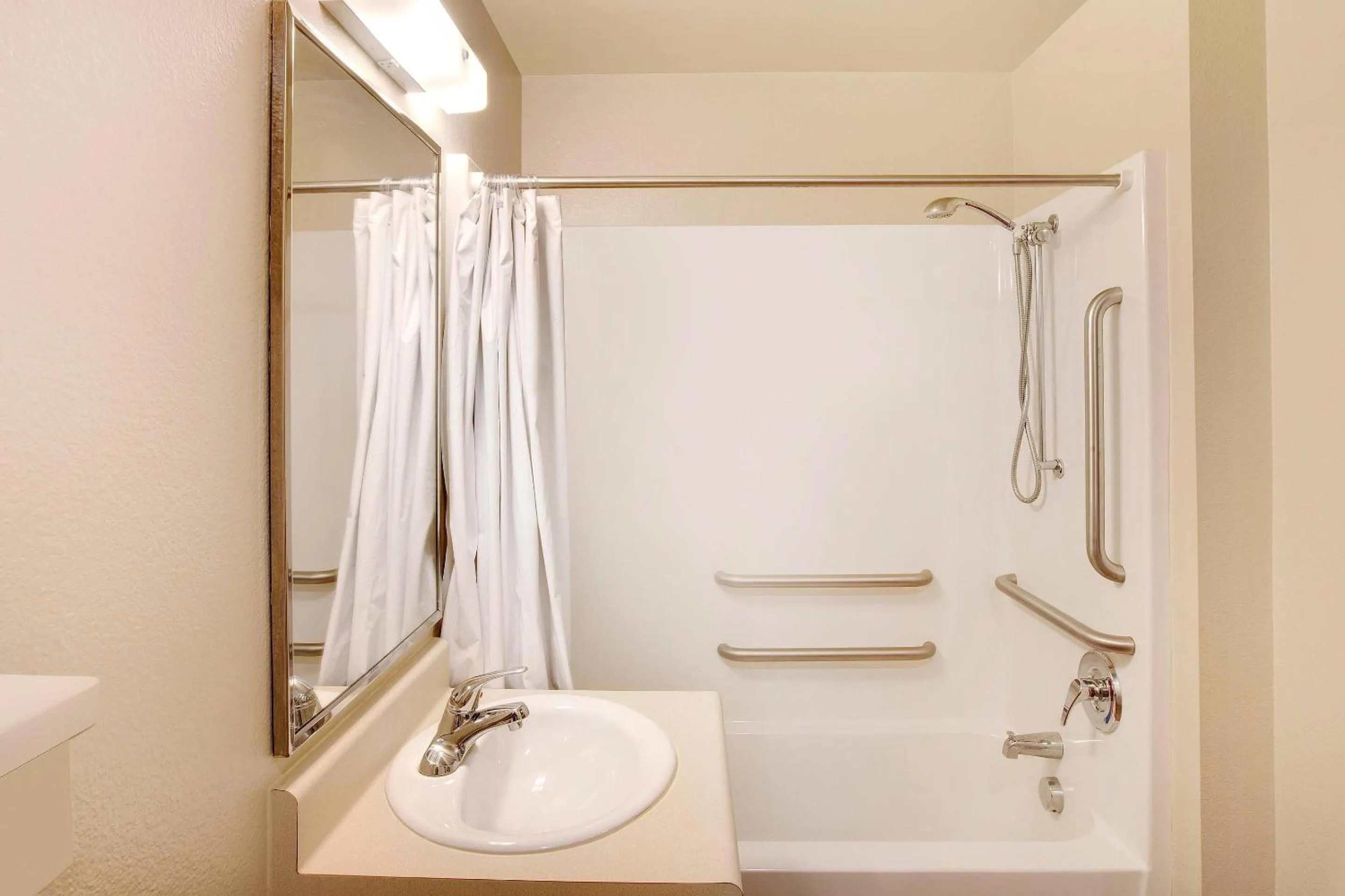 Bedroom in WoodSpring Suites Baton Rouge Airline Highway