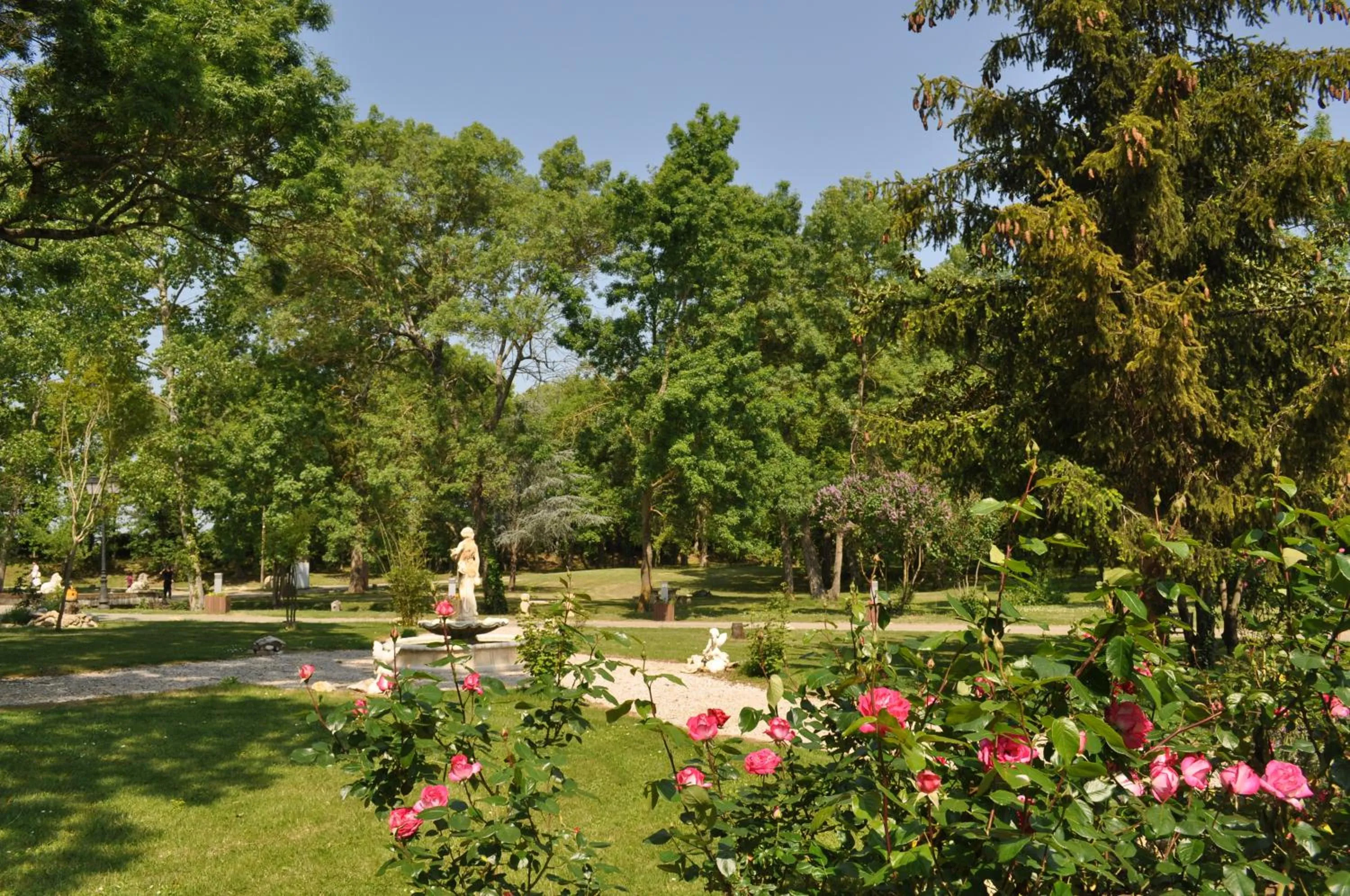 Garden view in Le Moulin de Rudelle