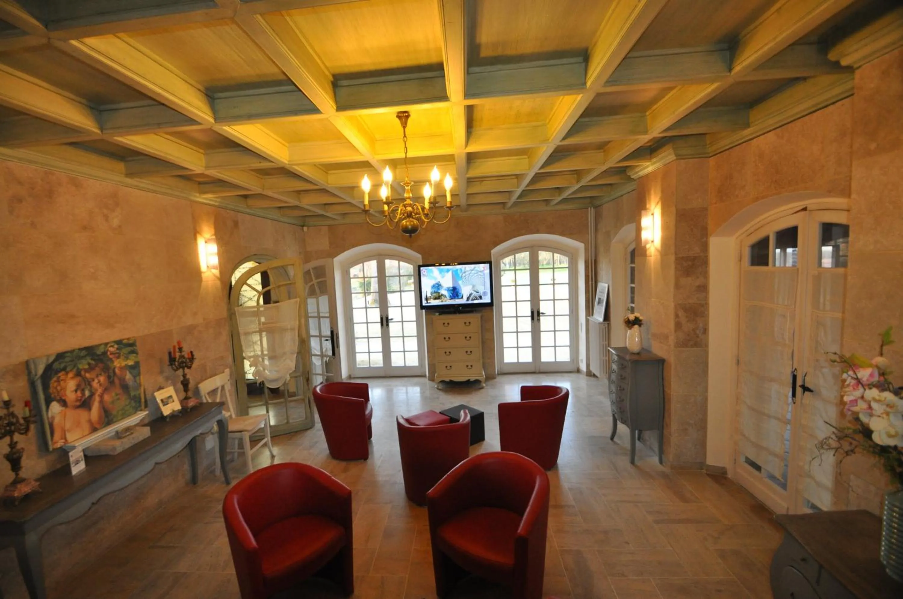 Communal lounge/ TV room in Le Moulin de Rudelle