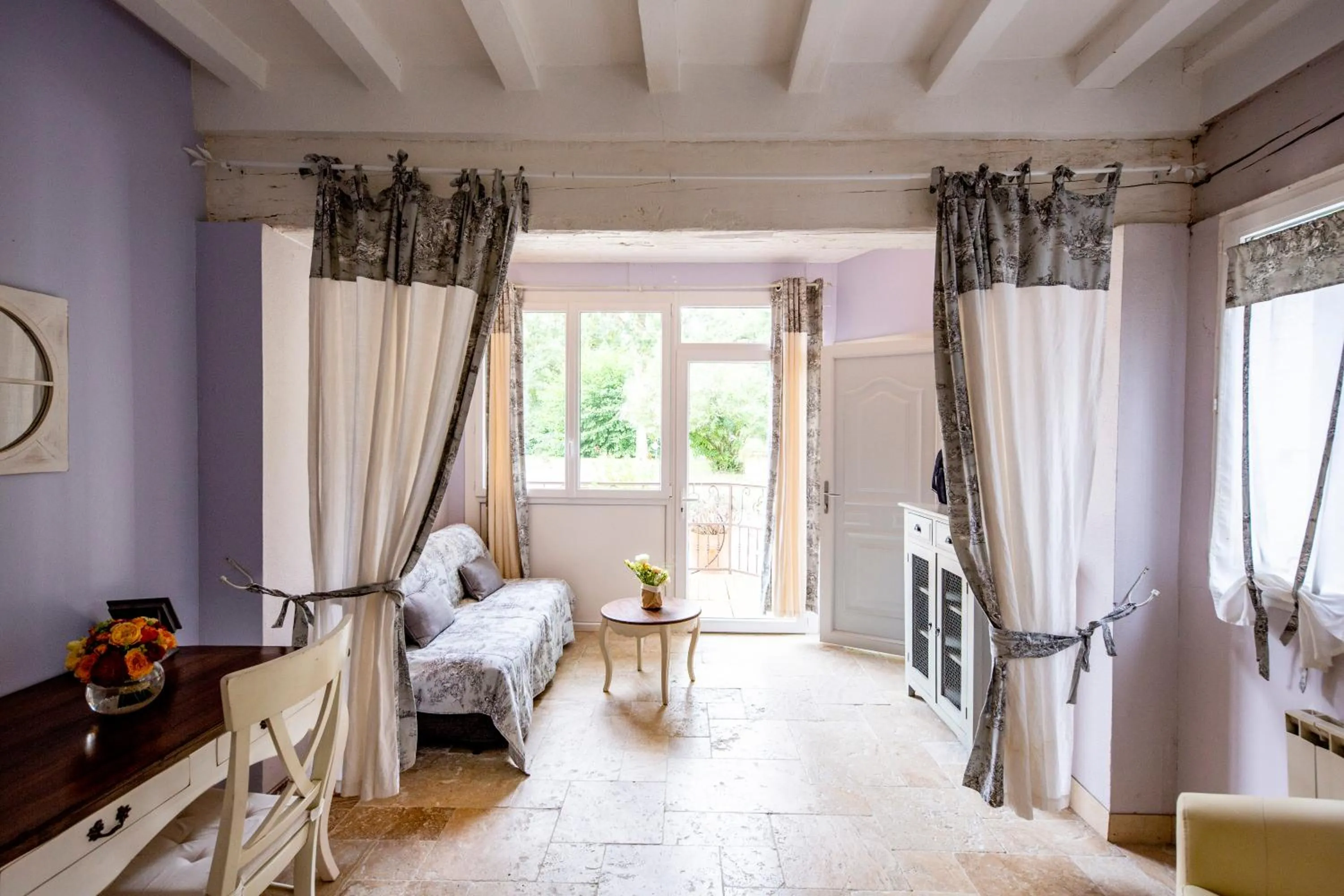 Living room, Bed in Le Moulin de Rudelle