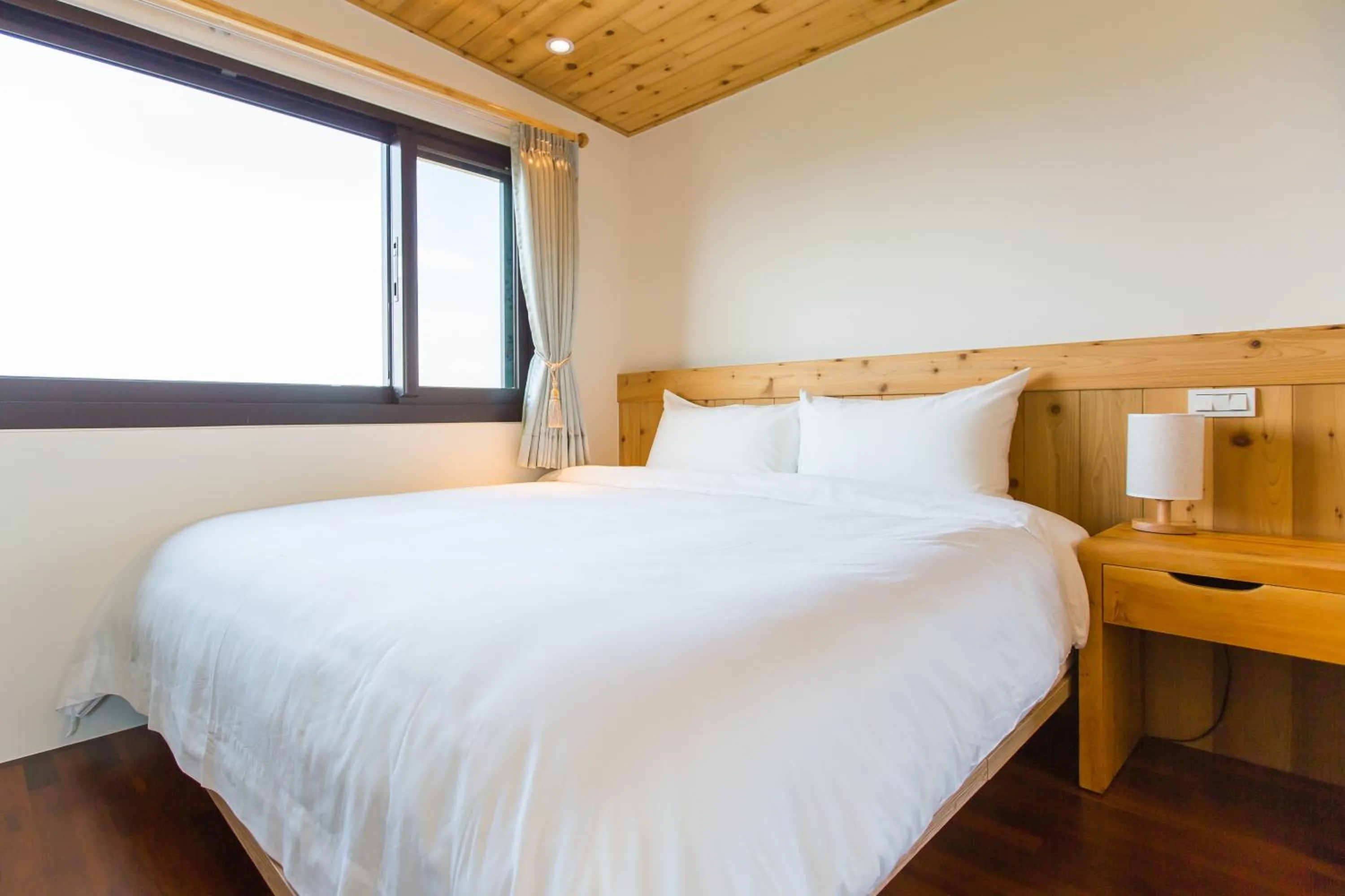 Bed in Post-mountain view