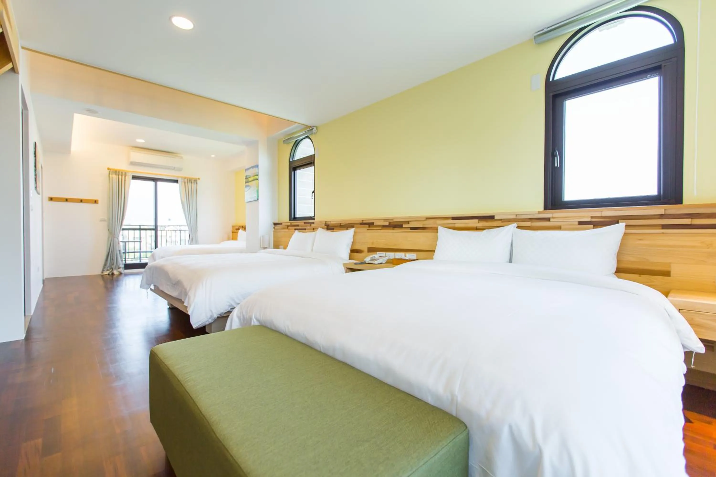 Photo of the whole room, Bed in Post-mountain view