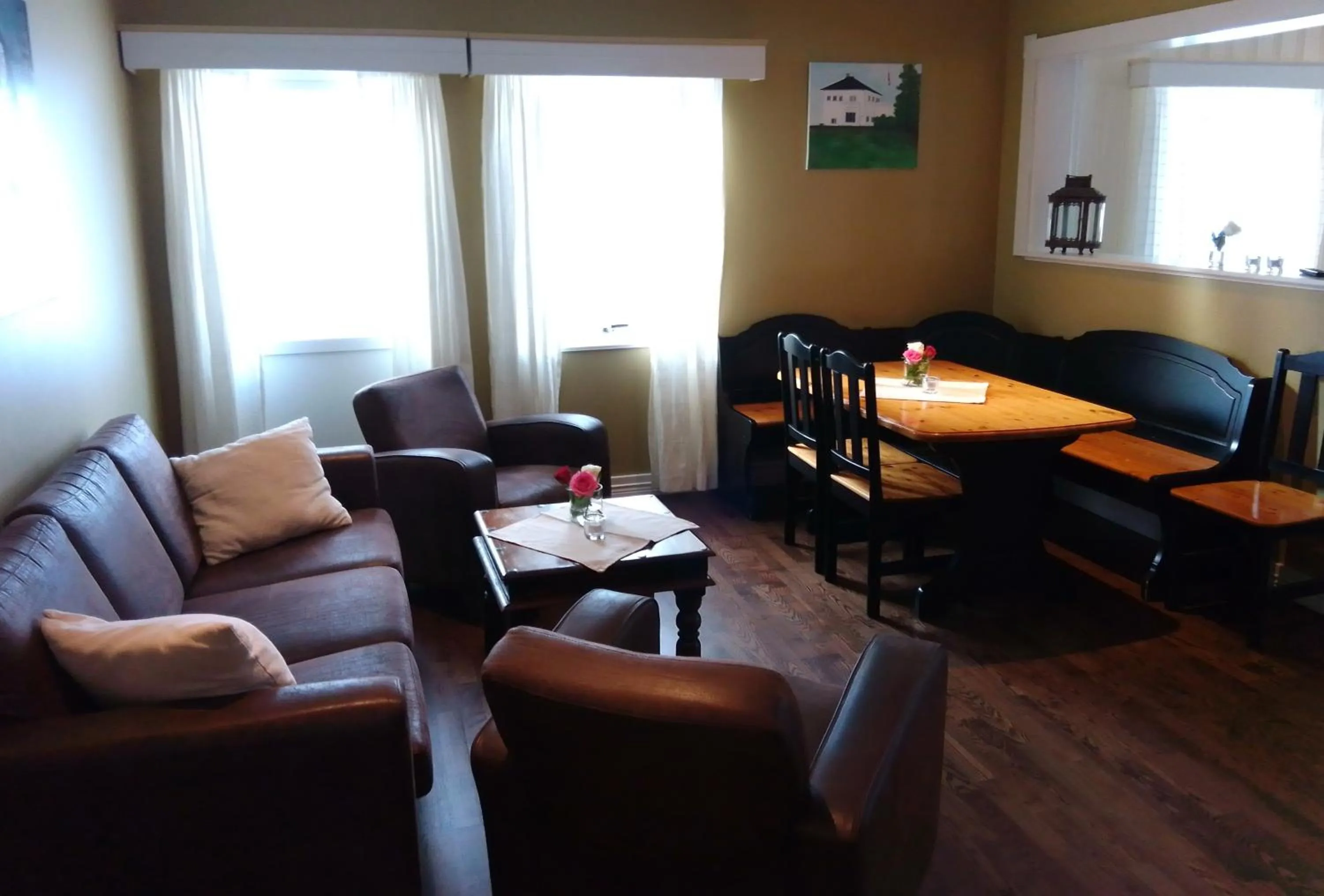 Communal lounge/ TV room in Badeland Gjestegård